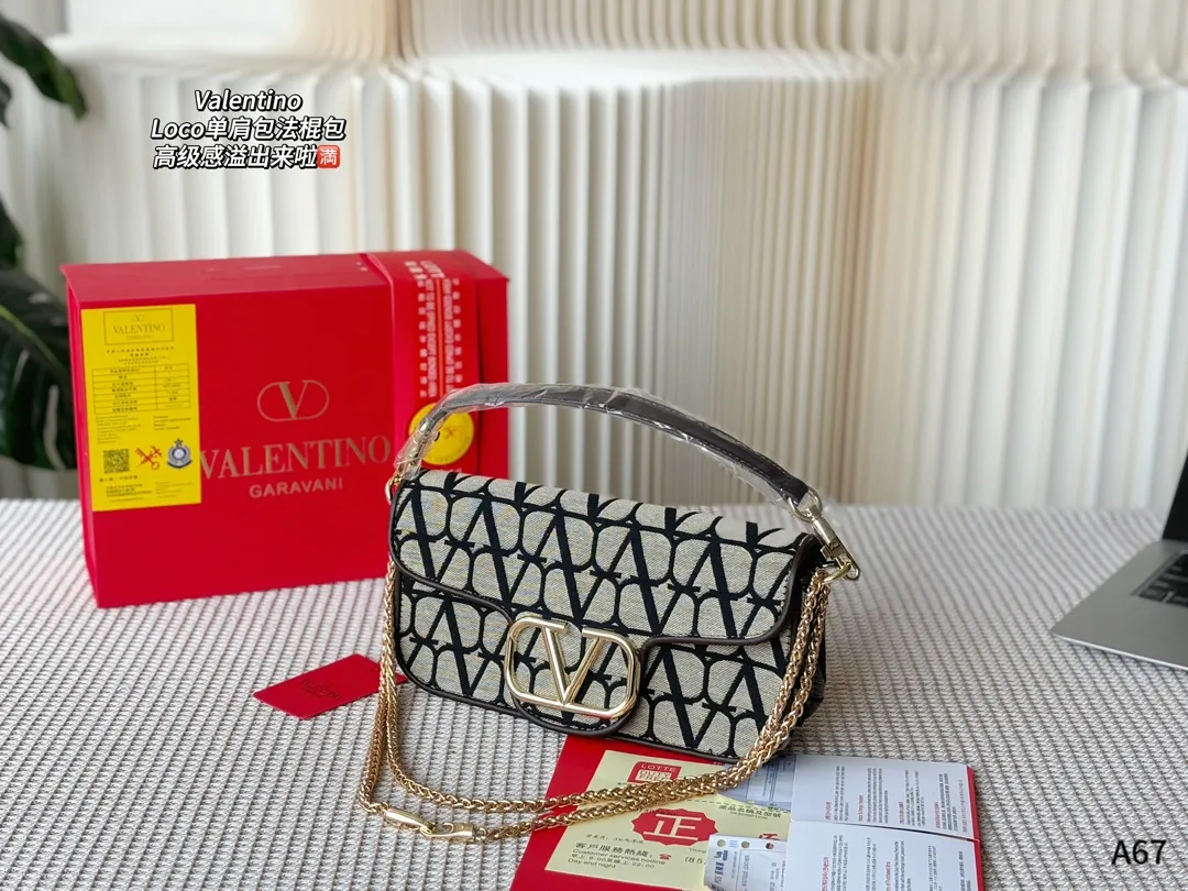 💰310💰290 Packed in a folding gift box 🌟Valentino Loco shoulder bag baguette bag, the sense of luxury is overflowing. This appearance is very versatile. No matter how you carry it, there is no pressure. Which girl can refuse such a beautiful bag? 🫣 Size: large 27-8-13, small 20-6-11