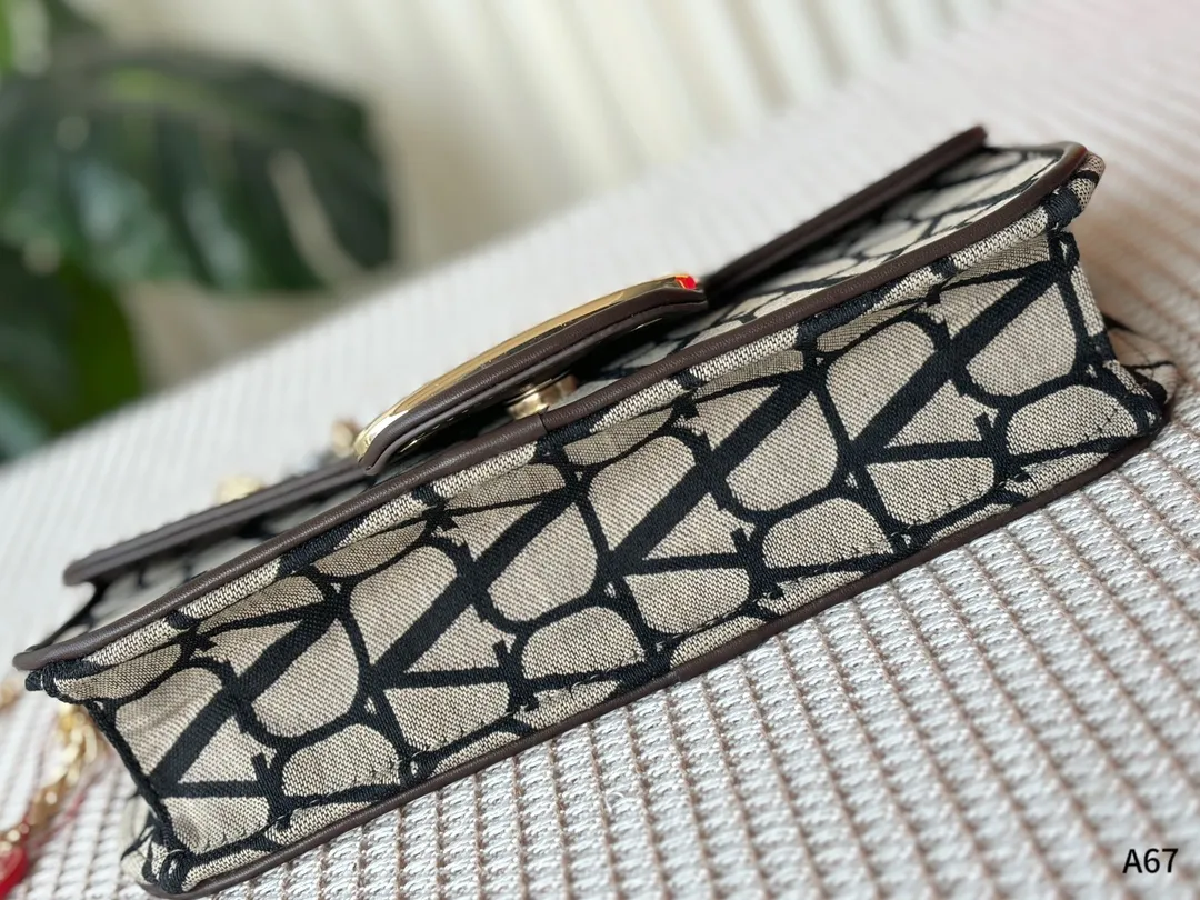 💰310💰290 Packed in a folding gift box 🌟Valentino Loco shoulder bag baguette bag, the sense of luxury is overflowing. This appearance is very versatile. No matter how you carry it, there is no pressure. Which girl can refuse such a beautiful bag? 🫣 Size: large 27-8-13, small 20-6-11