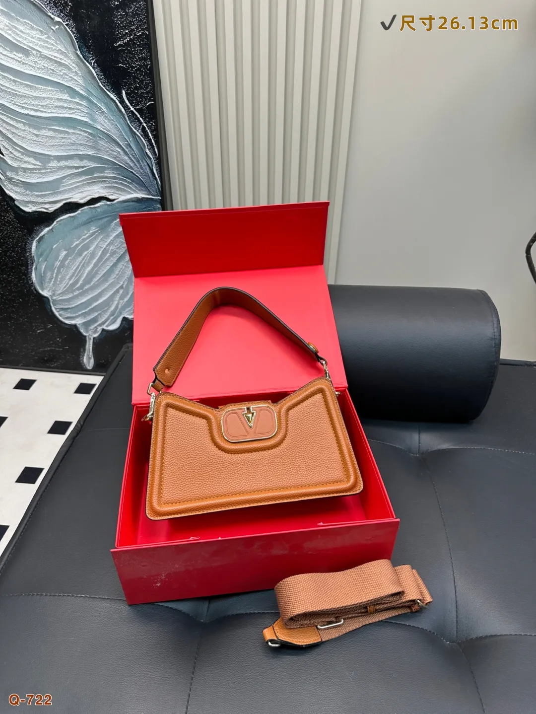 💰290 with folding box Valentino AllknotsA cross-body bag is exquisite and beautiful, high-end and elegant. It is easy to handle, no matter the clothes or the season. It can be used all year round. It can be salty or sweet. It can be carried by a tall girl, and it can be carried by a small girl with a royal temperament. It is a sweet girl. Size: 26.13cm