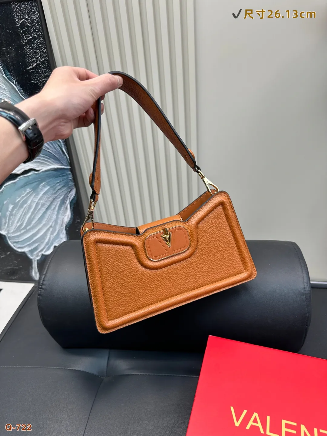 💰290 with folding box Valentino AllknotsA cross-body bag is exquisite and beautiful, high-end and elegant. It is easy to handle, no matter the clothes or the season. It can be used all year round. It can be salty or sweet. It can be carried by a tall girl, and it can be carried by a small girl with a royal temperament. It is a sweet girl. Size: 26.13cm