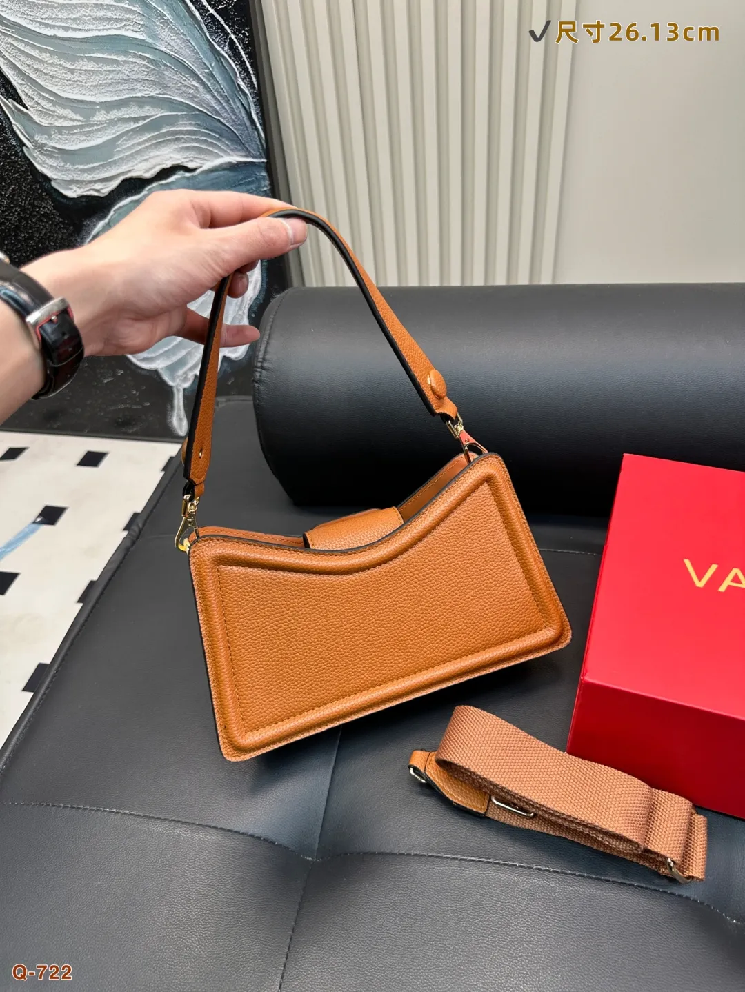 💰290 with folding box Valentino AllknotsA cross-body bag is exquisite and beautiful, high-end and elegant. It is easy to handle, no matter the clothes or the season. It can be used all year round. It can be salty or sweet. It can be carried by a tall girl, and it can be carried by a small girl with a royal temperament. It is a sweet girl. Size: 26.13cm