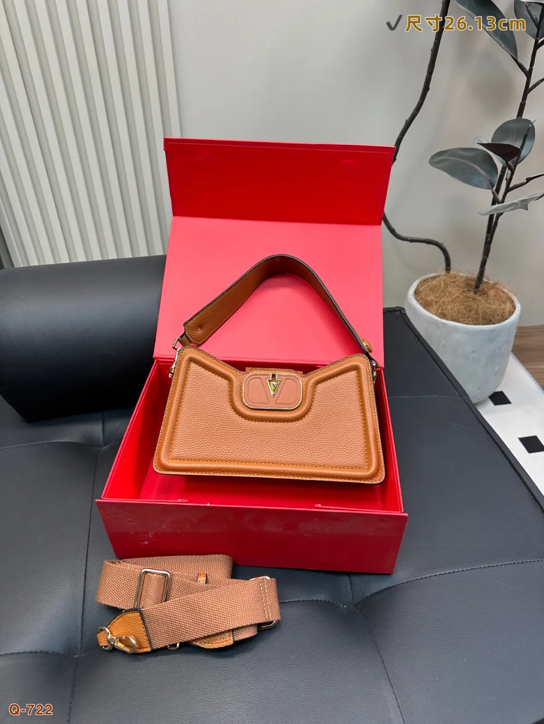 💰290 with folding box Valentino AllknotsA cross-body bag is exquisite and beautiful, high-end and elegant. It is easy to handle, no matter the clothes or the season. It can be used all year round. It can be salty or sweet. It can be carried by a tall girl, and it can be carried by a small girl with a royal temperament. It is a sweet girl. Size: 26.13cm