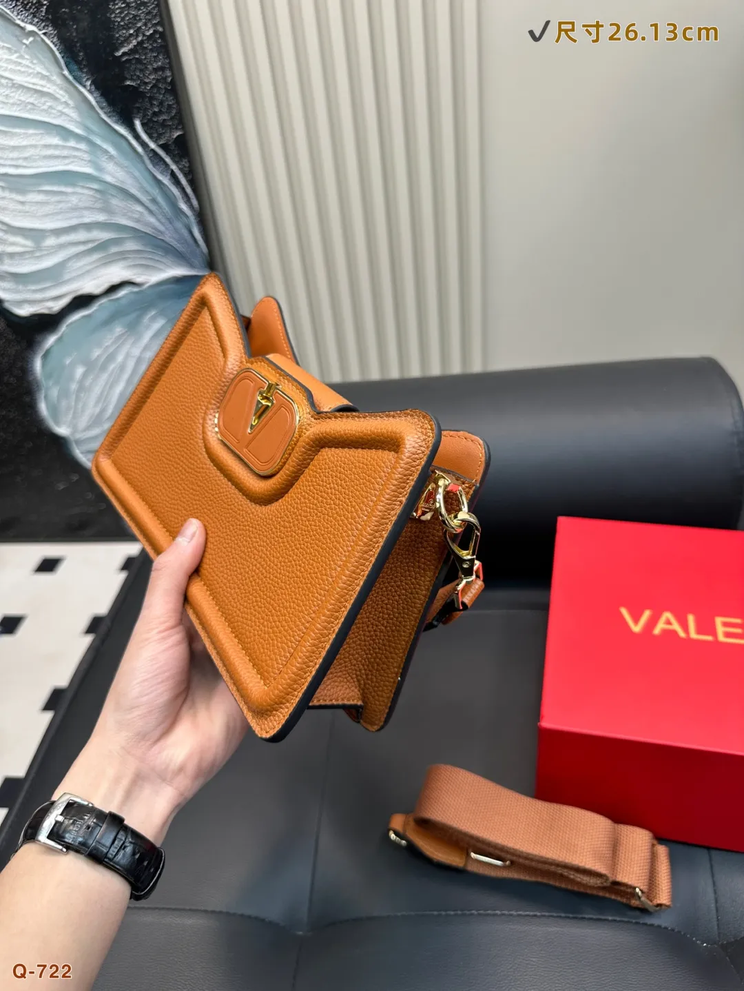 💰290 with folding box Valentino AllknotsA cross-body bag is exquisite and beautiful, high-end and elegant. It is easy to handle, no matter the clothes or the season. It can be used all year round. It can be salty or sweet. It can be carried by a tall girl, and it can be carried by a small girl with a royal temperament. It is a sweet girl. Size: 26.13cm
