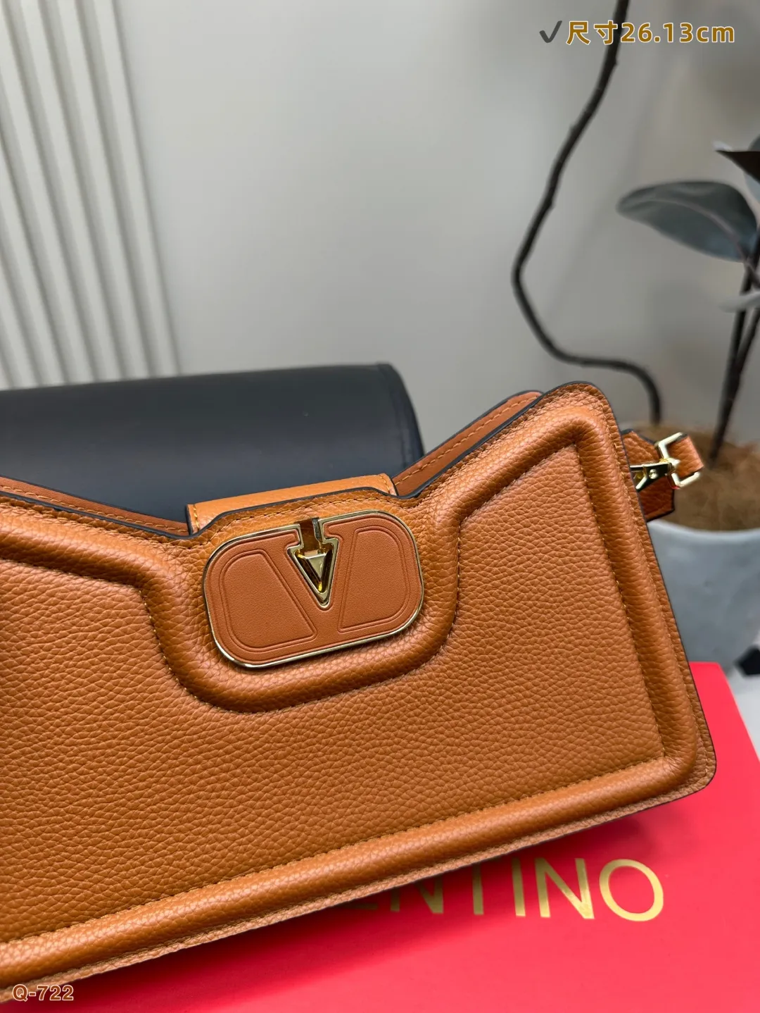 💰290 with folding box Valentino AllknotsA cross-body bag is exquisite and beautiful, high-end and elegant. It is easy to handle, no matter the clothes or the season. It can be used all year round. It can be salty or sweet. It can be carried by a tall girl, and it can be carried by a small girl with a royal temperament. It is a sweet girl. Size: 26.13cm