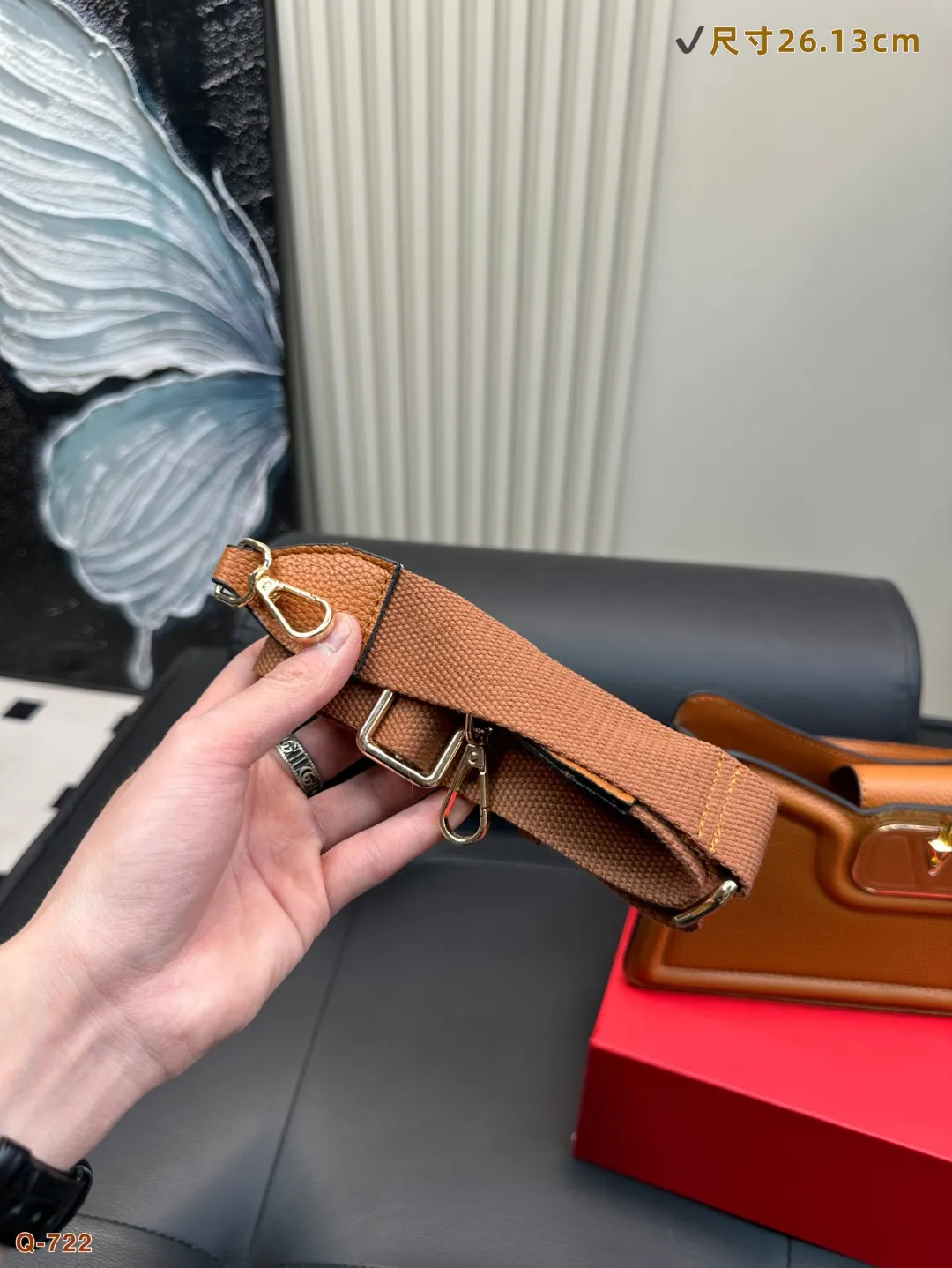 💰290 with folding box Valentino AllknotsA cross-body bag is exquisite and beautiful, high-end and elegant. It is easy to handle, no matter the clothes or the season. It can be used all year round. It can be salty or sweet. It can be carried by a tall girl, and it can be carried by a small girl with a royal temperament. It is a sweet girl. Size: 26.13cm