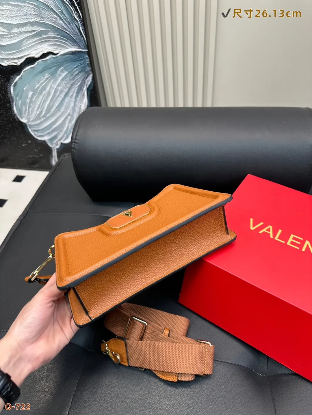 💰290 with folding box Valentino AllknotsA cross-body bag is exquisite and beautiful, high-end and elegant. It is easy to handle, no matter the clothes or the season. It can be used all year round. It can be salty or sweet. It can be carried by a tall girl, and it can be carried by a small girl with a royal temperament. It is a sweet girl. Size: 26.13cm