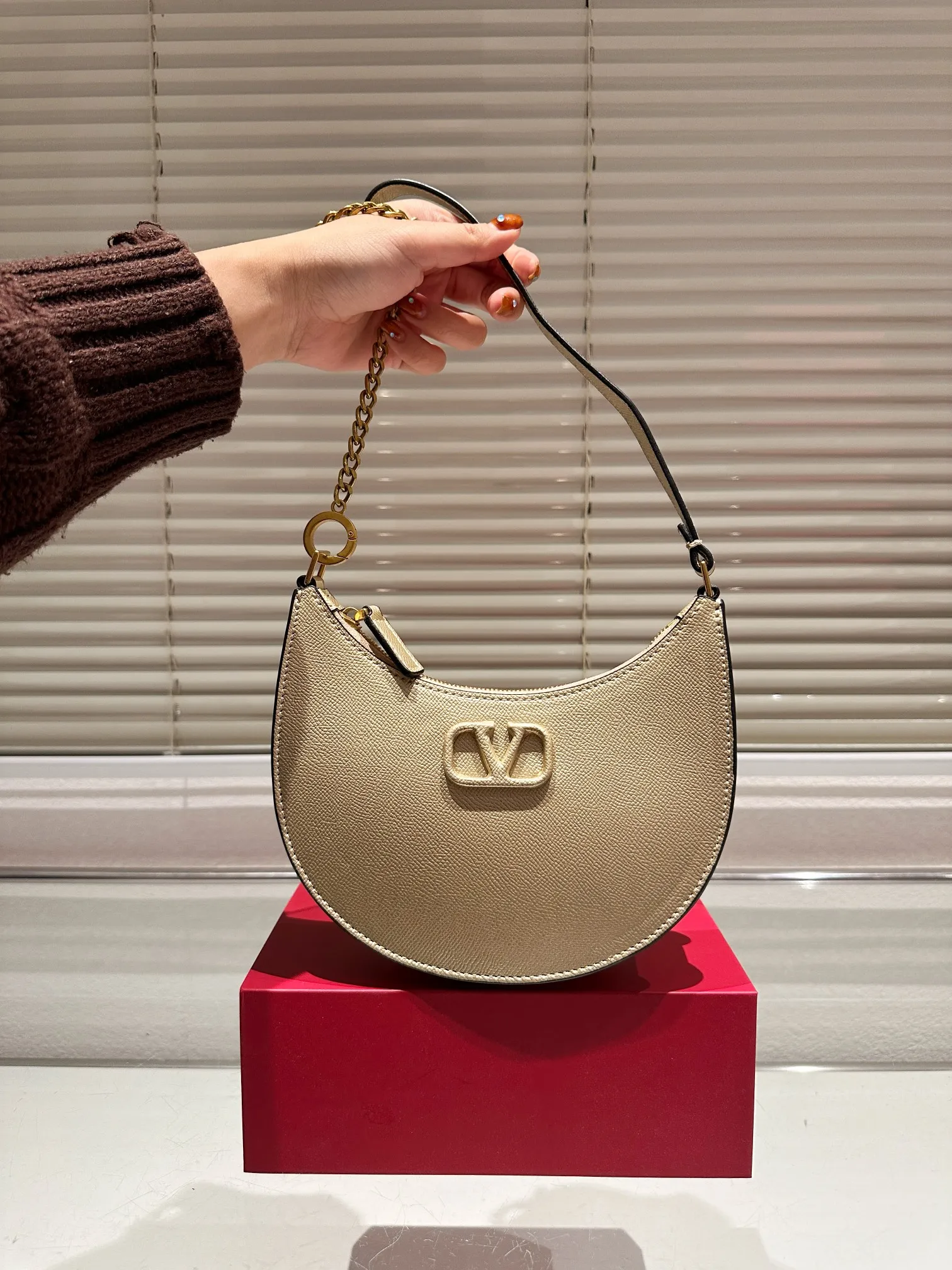 P350 Valentino Loco, a must-have for beautiful fairies, and so beautiful. Underarm bag, unlocks fashion charm. Can be salty or sweet. The most beautiful girl on the street. Size 20 16cm. Comes with folding gift box.