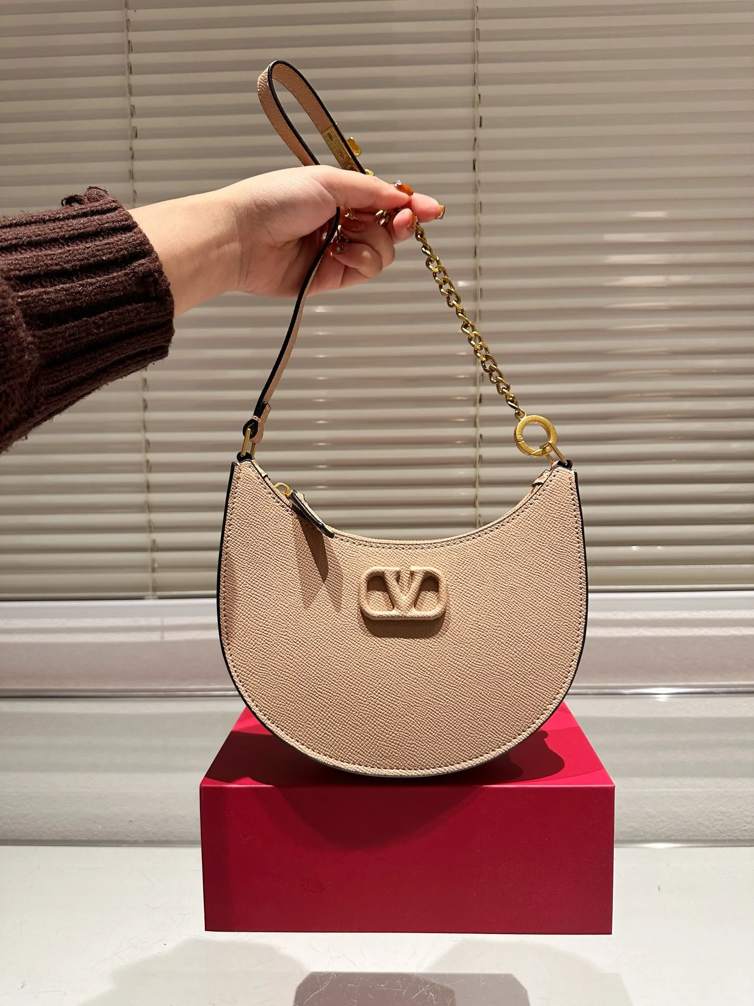 P350 Valentino Loco, a must-have for beautiful fairies, and so beautiful. Underarm bag, unlocks fashion charm. Can be salty or sweet. The most beautiful girl on the street. Size 20 16cm. Comes with folding gift box.