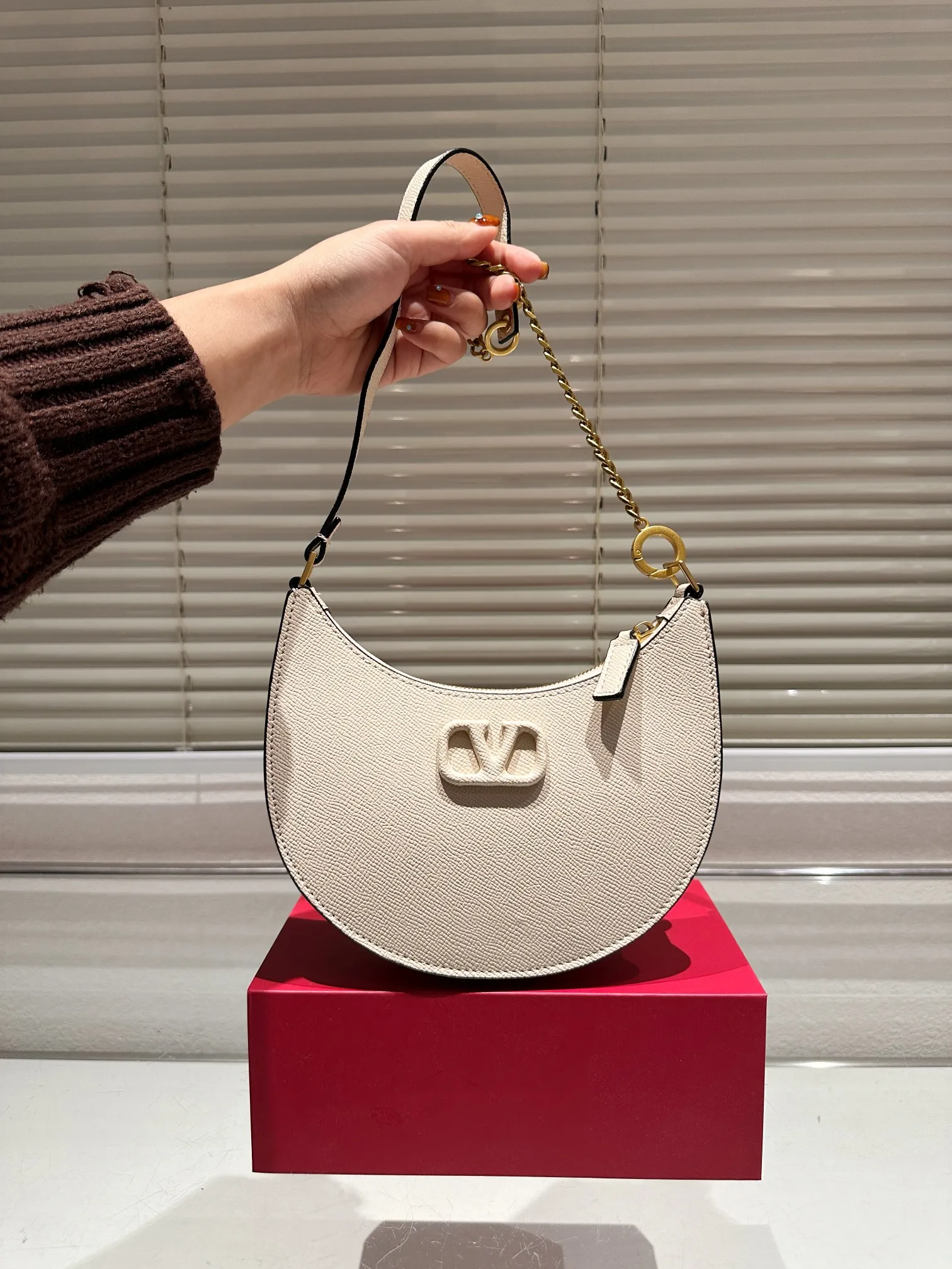 P350 Valentino Loco, a must-have for beautiful fairies, and so beautiful. Underarm bag, unlocks fashion charm. Can be salty or sweet. The most beautiful girl on the street. Size 20 16cm. Comes with folding gift box.