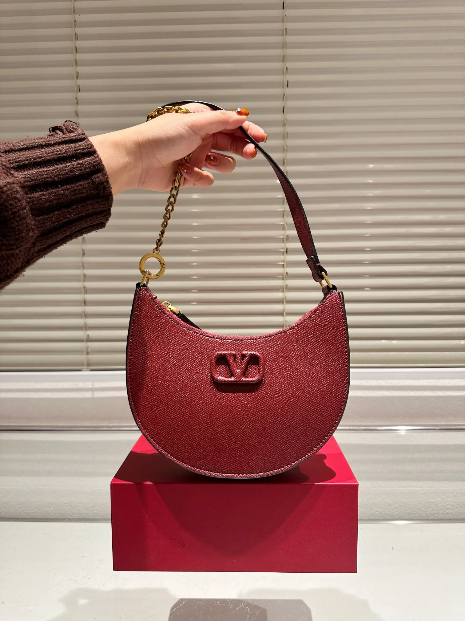 P350 Valentino Loco, a must-have for beautiful fairies, and so beautiful. Underarm bag, unlocks fashion charm. Can be salty or sweet. The most beautiful girl on the street. Size 20 16cm. Comes with folding gift box.