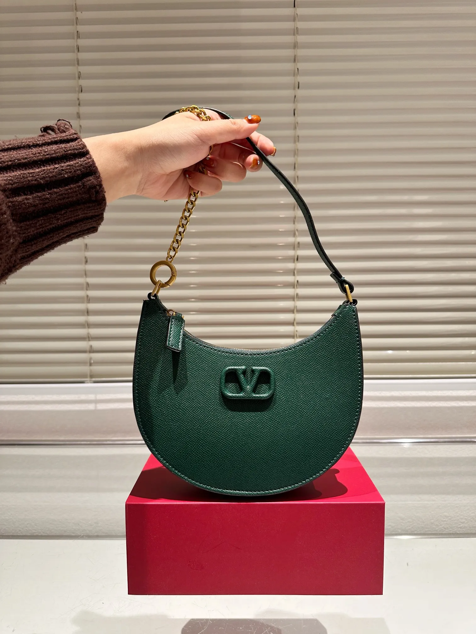 P350 Valentino Loco, a must-have for beautiful fairies, and so beautiful. Underarm bag, unlocks fashion charm. Can be salty or sweet. The most beautiful girl on the street. Size 20 16cm. Comes with folding gift box.