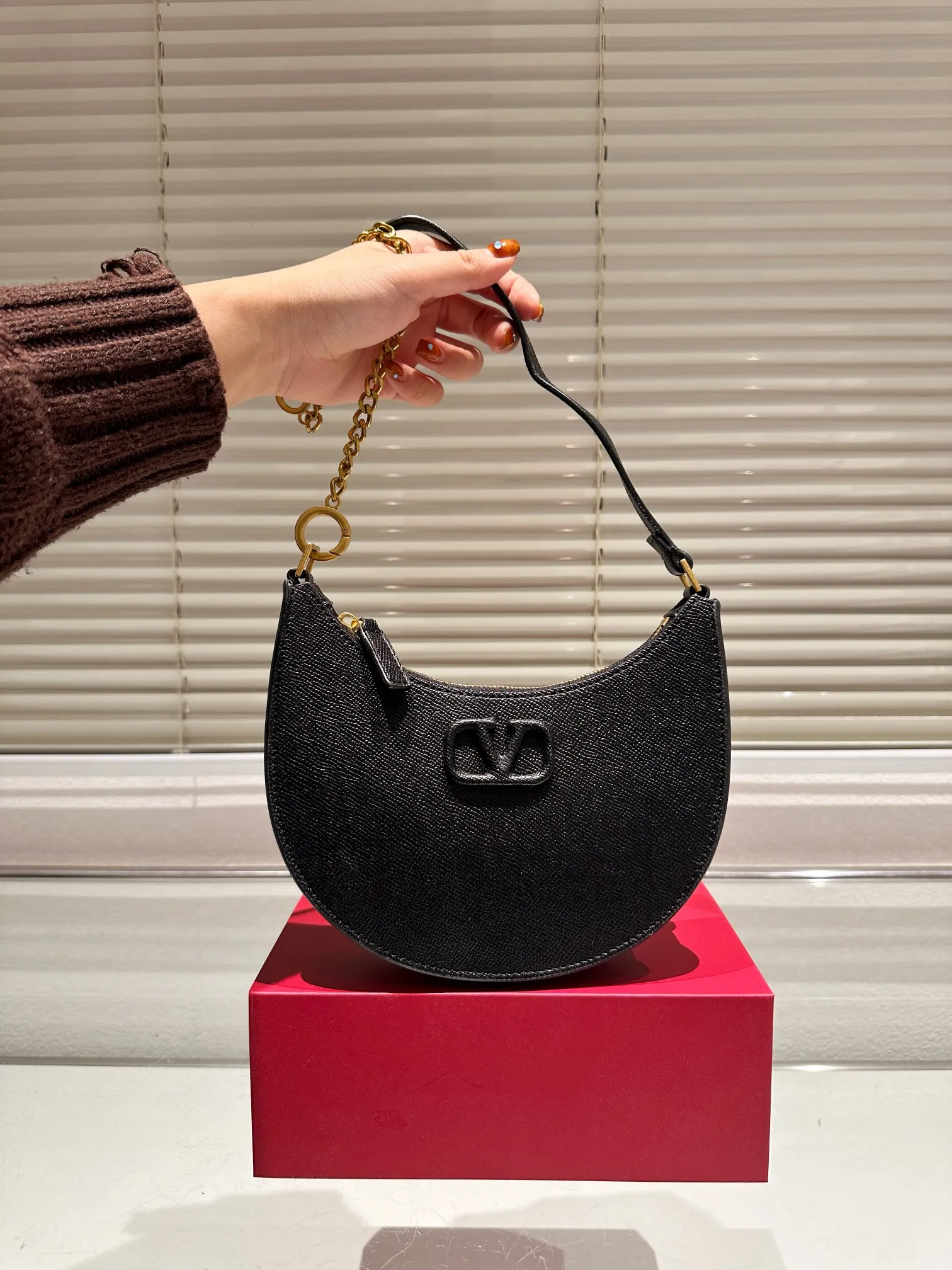 P350 Valentino Loco, a must-have for beautiful fairies, and so beautiful. Underarm bag, unlocks fashion charm. Can be salty or sweet. The most beautiful girl on the street. Size 20 16cm. Comes with folding gift box.