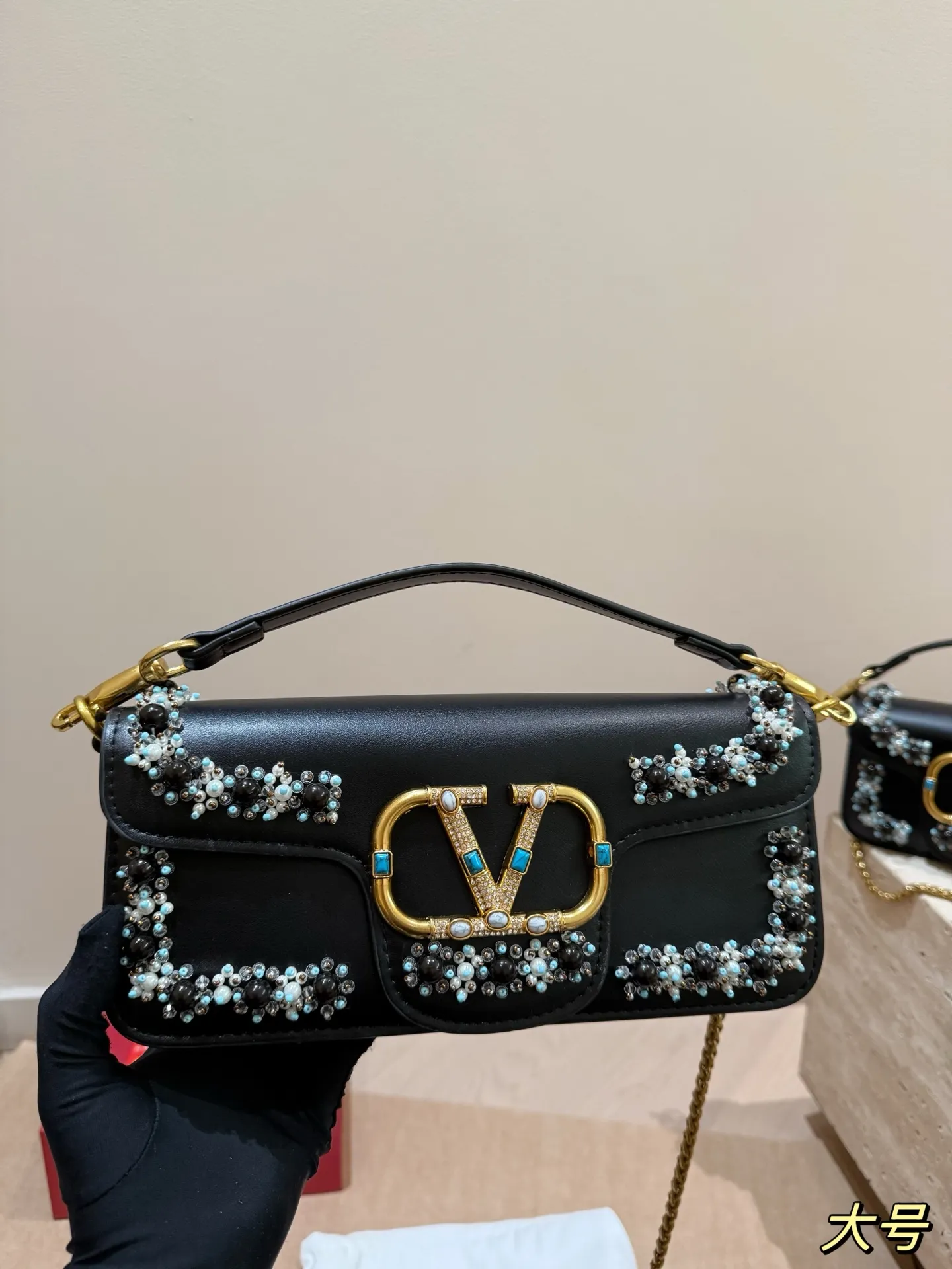 Large size P410 Small size P400 Valentino heavy chain bag Unlock the fashion charm Can be salty or sweet The most beautiful girl on the street Size 27*12cm 20*11cm Gift box🎁