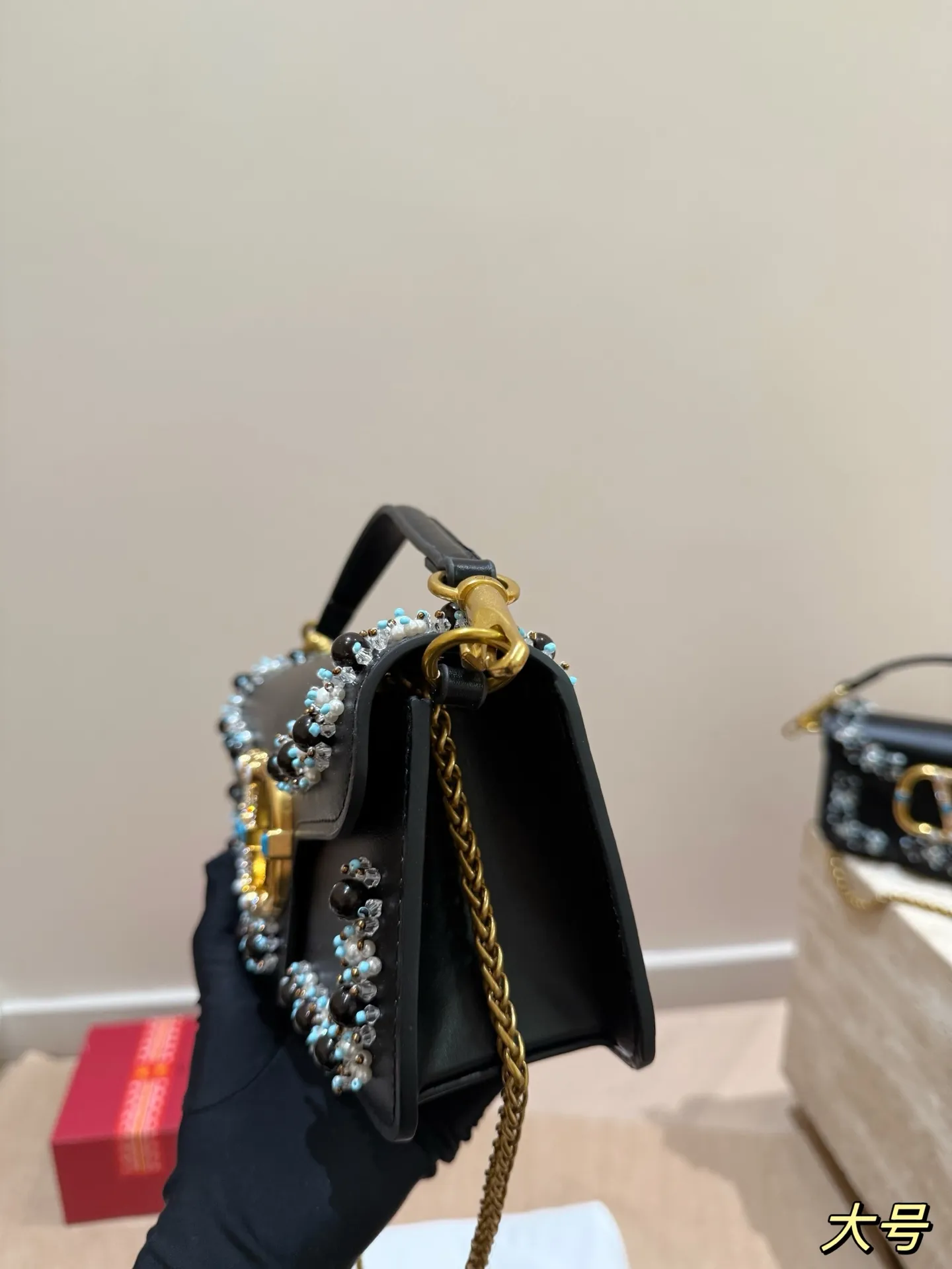 Large size P410 Small size P400 Valentino heavy chain bag Unlock the fashion charm Can be salty or sweet The most beautiful girl on the street Size 27*12cm 20*11cm Gift box🎁