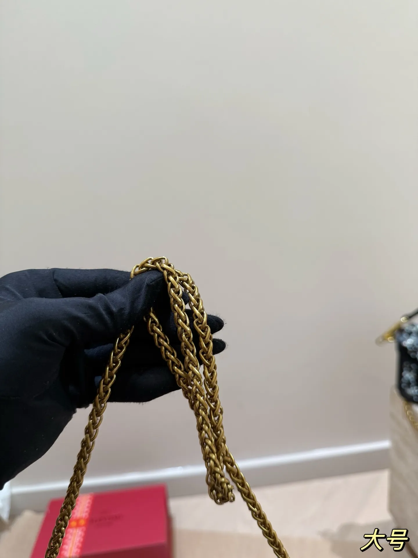 Large size P410 Small size P400 Valentino heavy chain bag Unlock the fashion charm Can be salty or sweet The most beautiful girl on the street Size 27*12cm 20*11cm Gift box🎁