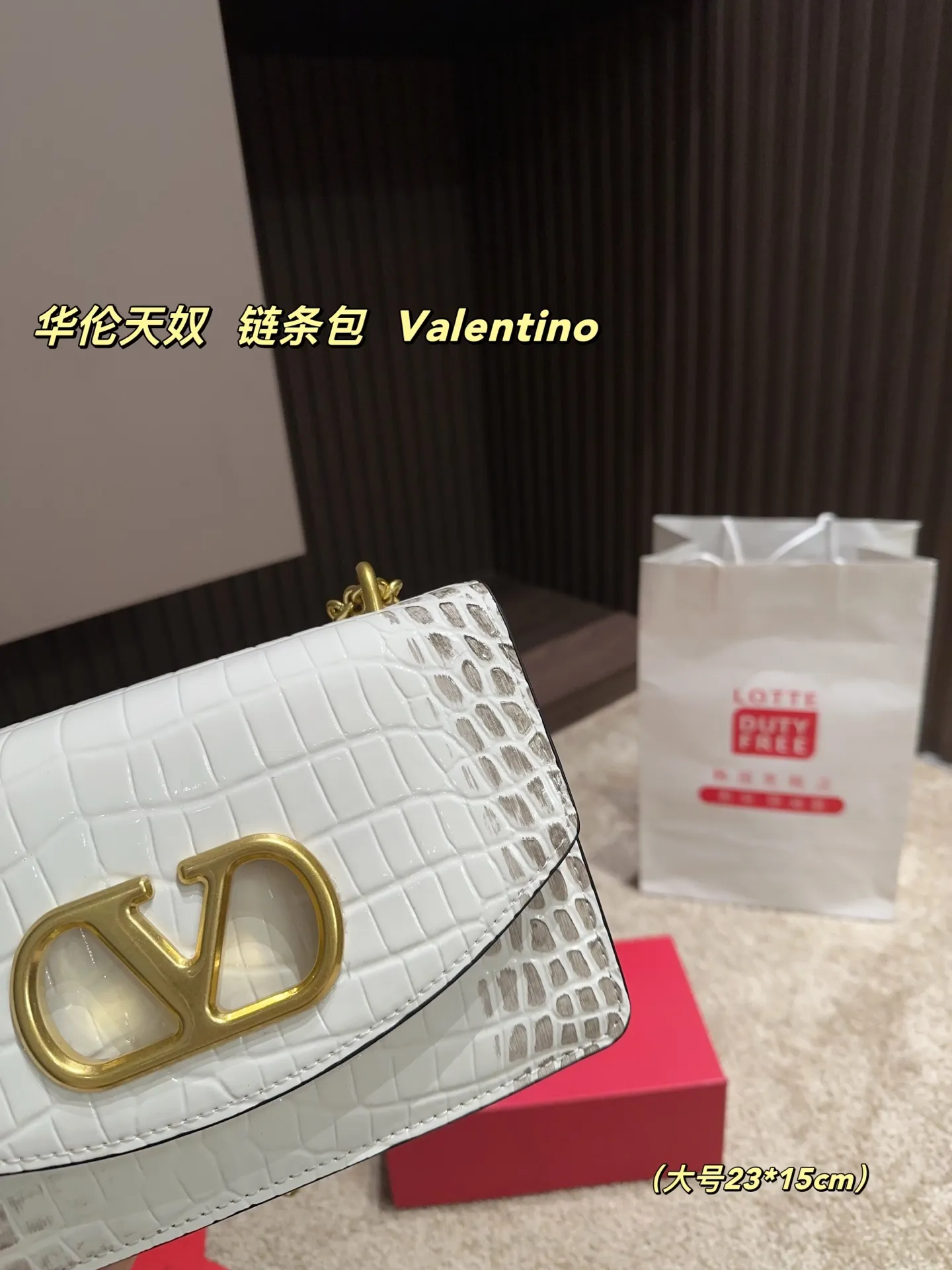 Large P330⚠️Size 23.15 Small P320 with folding box⚠️Size 19.12 Valentino chain bag Valentino is low-key and textured, has a unique artistic flavor, has good looks, and is a must-have in Jimei