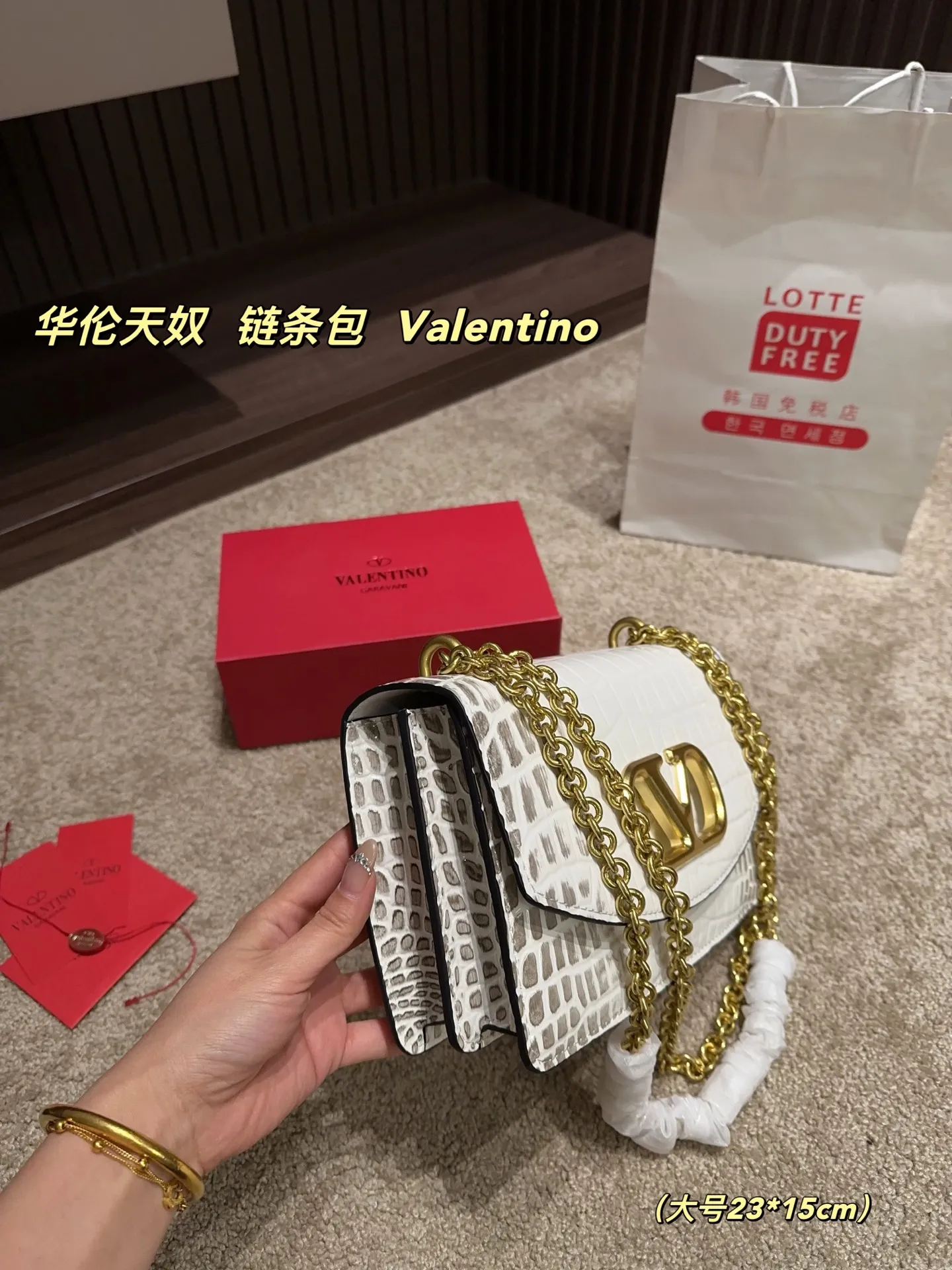 Large P330⚠️Size 23.15 Small P320 with folding box⚠️Size 19.12 Valentino chain bag Valentino is low-key and textured, has a unique artistic flavor, has good looks, and is a must-have in Jimei