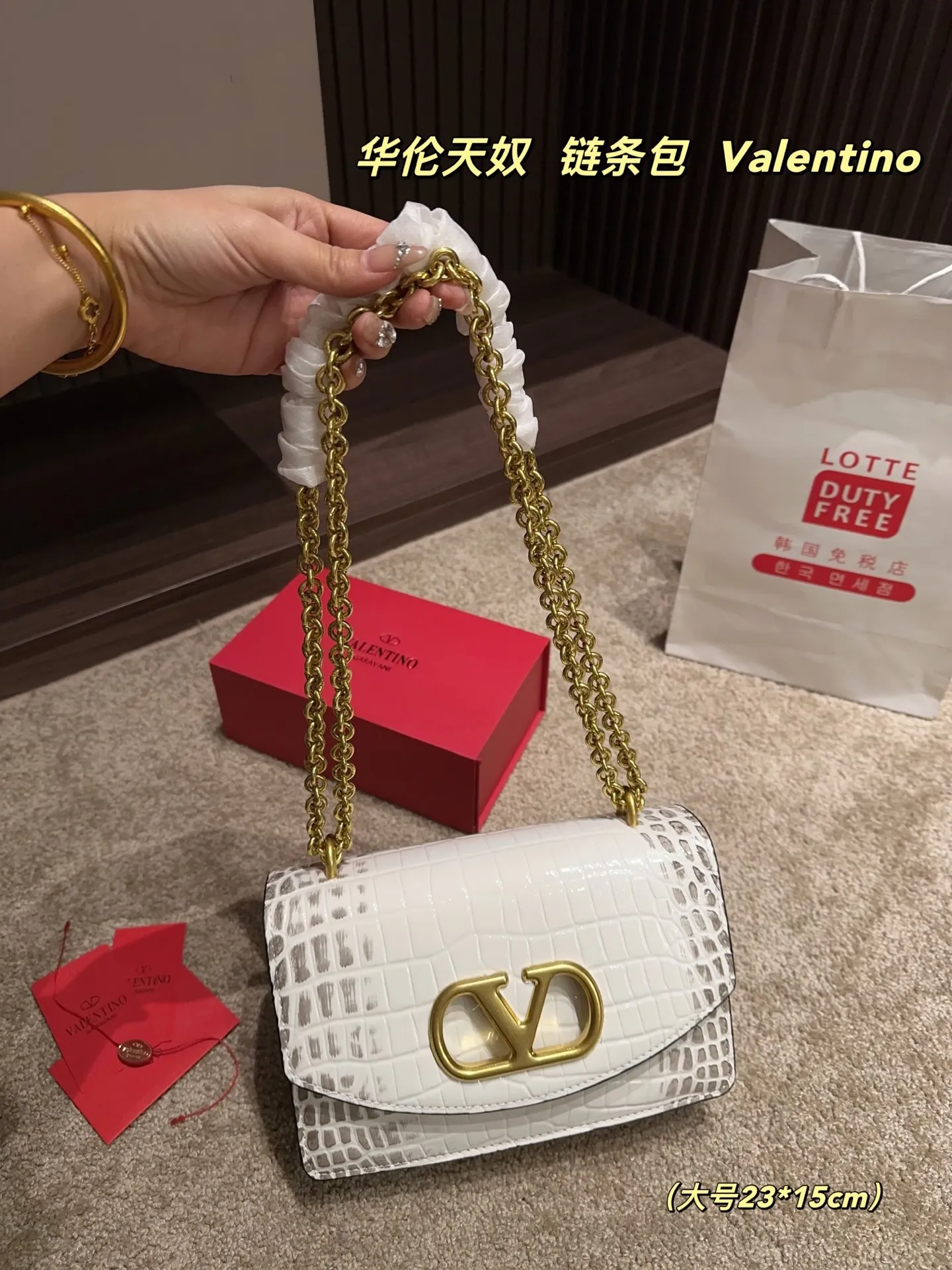 Large P330⚠️Size 23.15 Small P320 with folding box⚠️Size 19.12 Valentino chain bag Valentino is low-key and textured, has a unique artistic flavor, has good looks, and is a must-have in Jimei