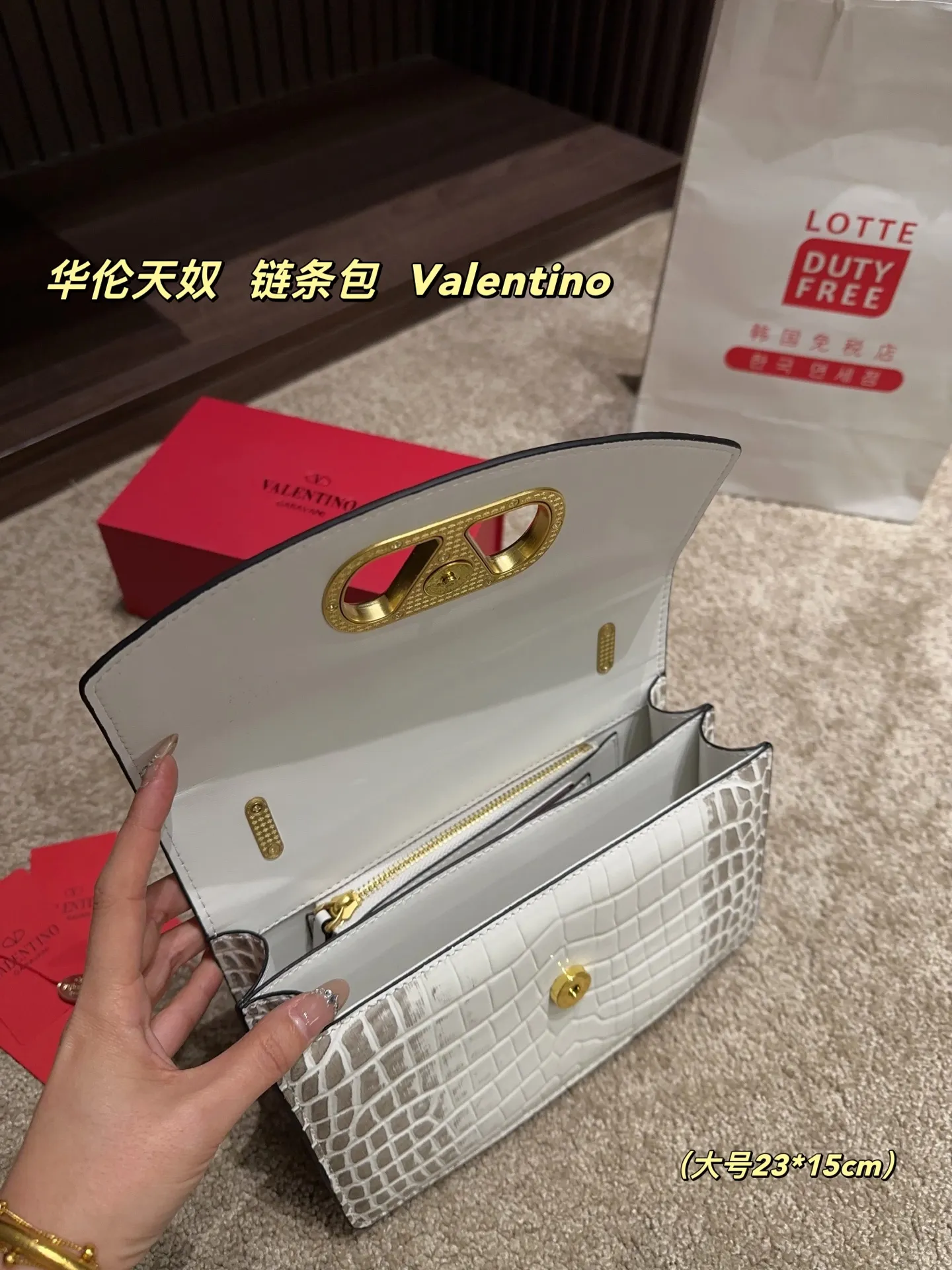 Large P330⚠️Size 23.15 Small P320 with folding box⚠️Size 19.12 Valentino chain bag Valentino is low-key and textured, has a unique artistic flavor, has good looks, and is a must-have in Jimei