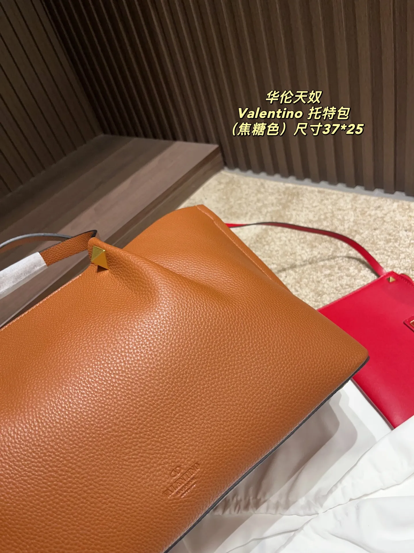 p360⚠️Size 37.25 Valentino tote bag handle, shoulder strap, can be carried by hand or shoulder! Full of high-end fashion, it is the first choice for this summer