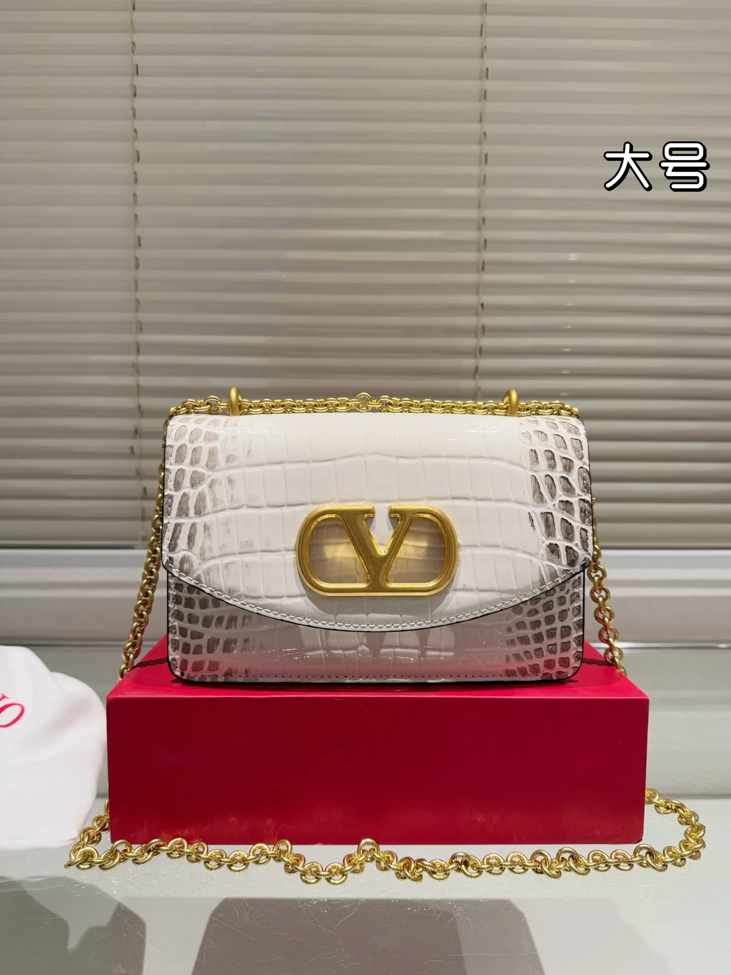 Large P340 Folding Box ⚠️Size 24.15 Valentino Chain Bag Overflowing with a sense of luxury. This look is very versatile. No matter how you carry it, there is no pressure. Which girl can refuse such a beautiful bag?