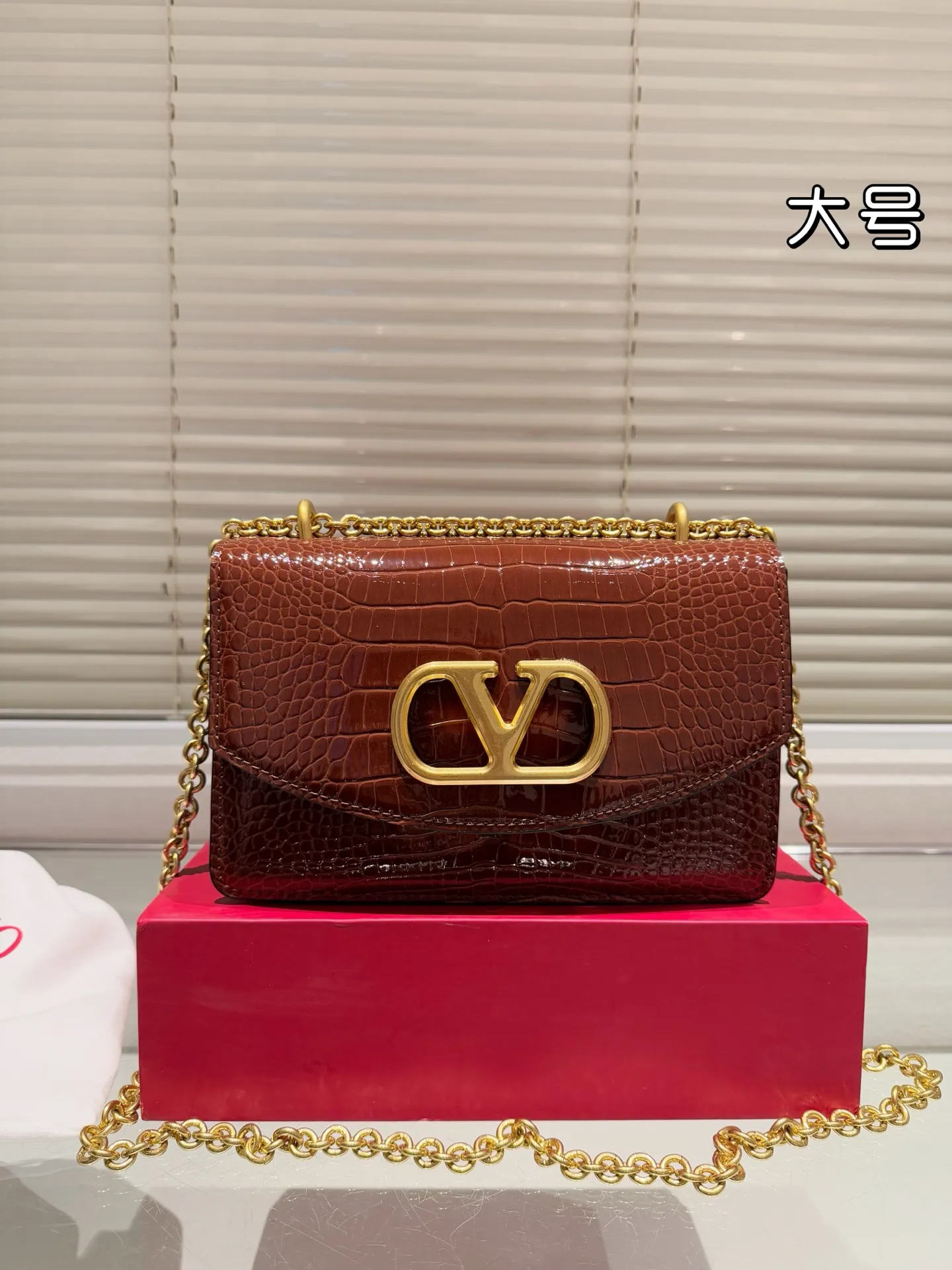 Large P340 Folding Box ⚠️Size 24.15 Valentino Chain Bag Overflowing with a sense of luxury. This look is very versatile. No matter how you carry it, there is no pressure. Which girl can refuse such a beautiful bag?