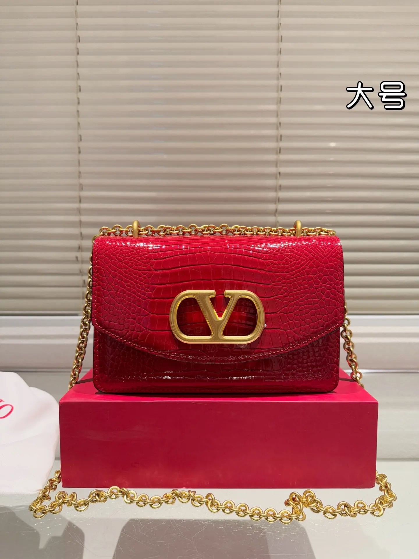 Large P340 Folding Box ⚠️Size 24.15 Valentino Chain Bag Overflowing with a sense of luxury. This look is very versatile. No matter how you carry it, there is no pressure. Which girl can refuse such a beautiful bag?