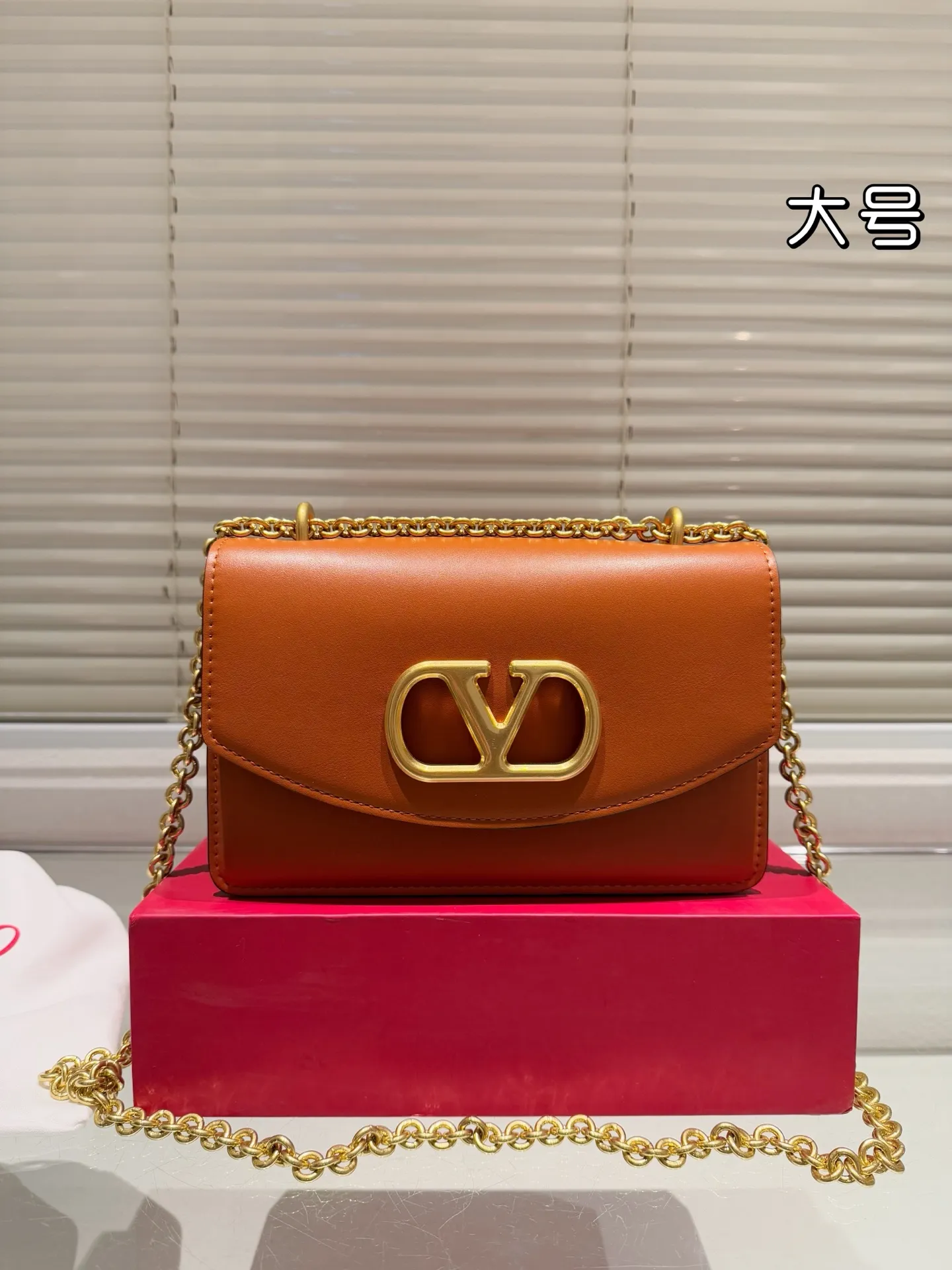 Large P340 Folding Box ⚠️Size 24.15 Valentino Chain Bag Overflowing with a sense of luxury. This look is very versatile. No matter how you carry it, there is no pressure. Which girl can refuse such a beautiful bag?