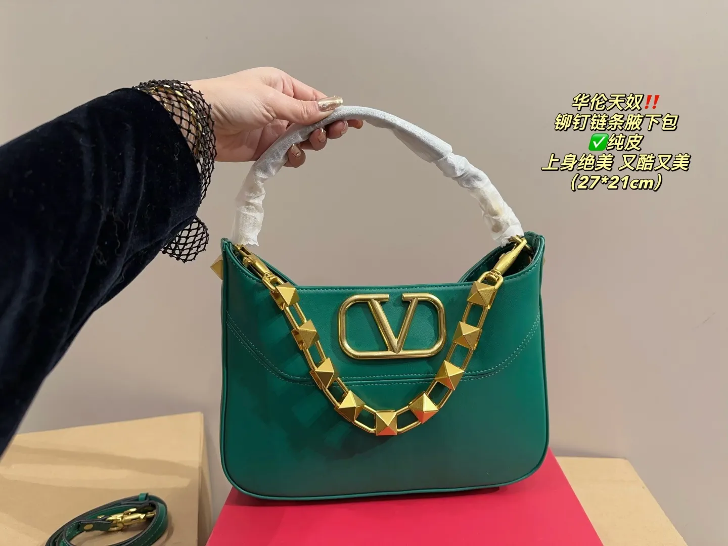 ✅Pure leather P400 with folding box⚠️Size 27.21 Valentino rivet chain armpit bag. The texture is so beautiful. The upper body is really too textured. Don’t be too attractive when shopping in daily life.