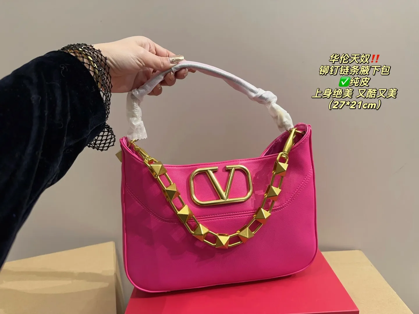 ✅Pure leather P400 with folding box⚠️Size 27.21 Valentino rivet chain armpit bag. The texture is so beautiful. The upper body is really too textured. Don’t be too attractive when shopping in daily life.