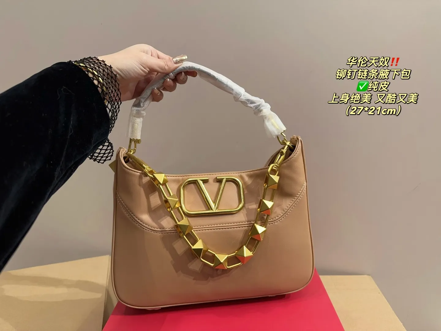 ✅Pure leather P400 with folding box⚠️Size 27.21 Valentino rivet chain armpit bag. The texture is so beautiful. The upper body is really too textured. Don’t be too attractive when shopping in daily life.