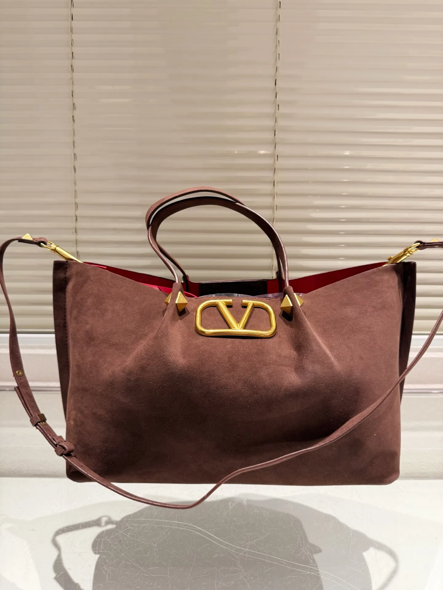 P390⚠️Suede size 37.24 Valentino handbag can be worn across the body. It has a retro feel. It is high-end yet elegant. It has a great sense of atmosphere. It can be worn for commuting, leisure and dating.