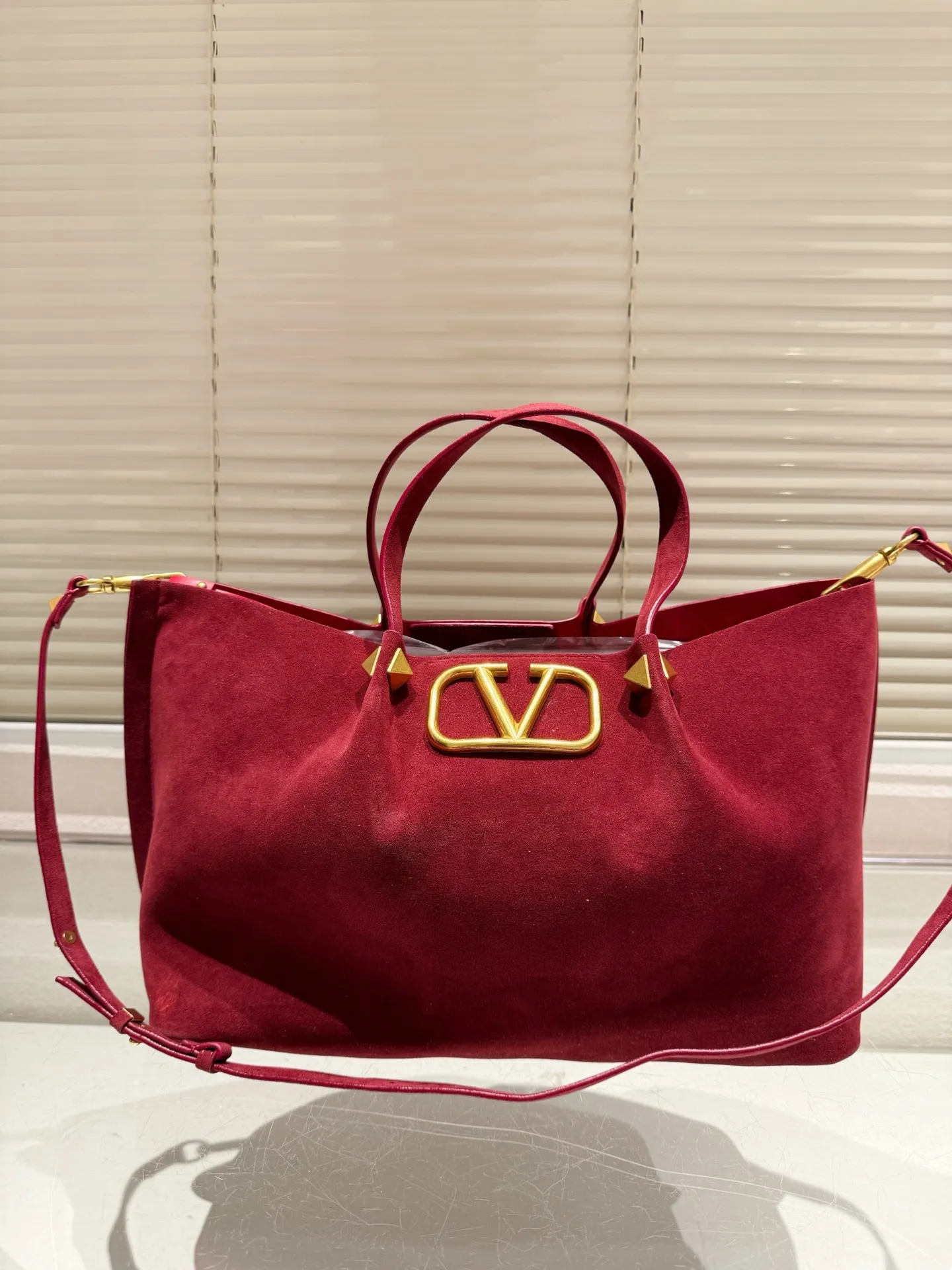 P390⚠️Suede size 37.24 Valentino handbag can be worn across the body. It has a retro feel. It is high-end yet elegant. It has a great sense of atmosphere. It can be worn for commuting, leisure and dating.