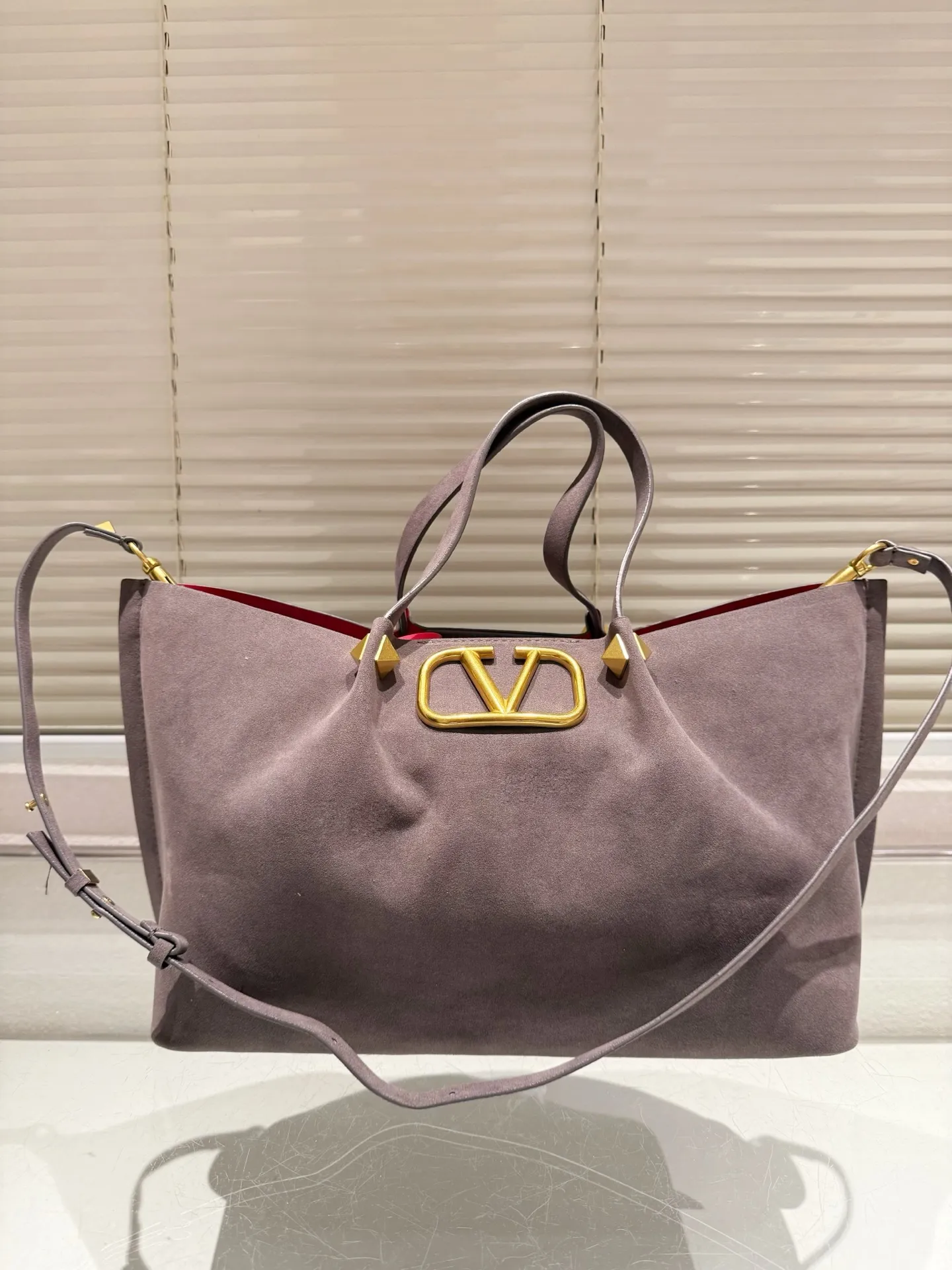 P390⚠️Suede size 37.24 Valentino handbag can be worn across the body. It has a retro feel. It is high-end yet elegant. It has a great sense of atmosphere. It can be worn for commuting, leisure and dating.