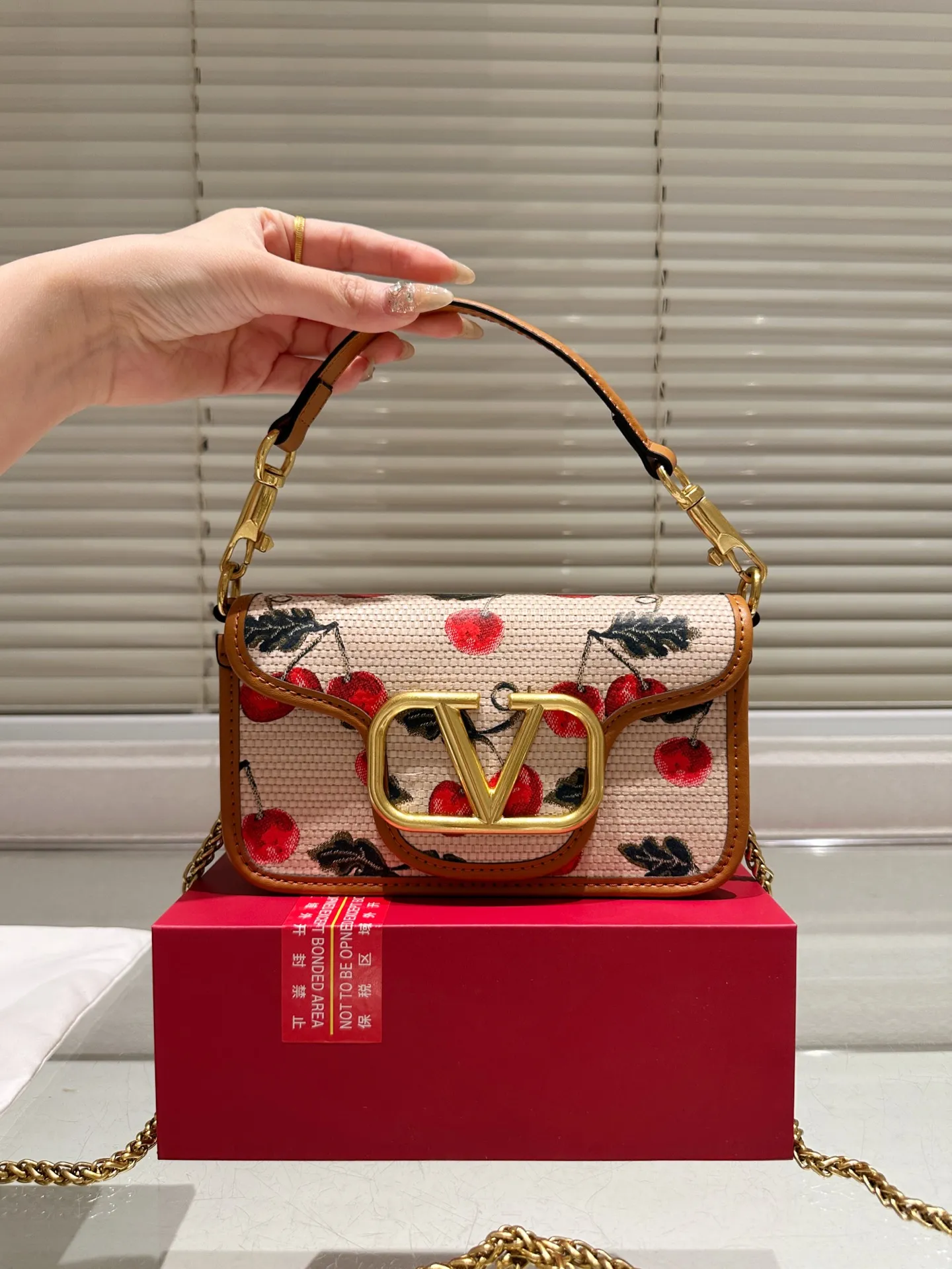 Small P350 folding box ⚠️Size 20.10 Valentino Loco shoulder bag has a high-end feel. This look is very versatile. No matter how you carry it, there is no pressure. Which girl can refuse such a beautiful bag?