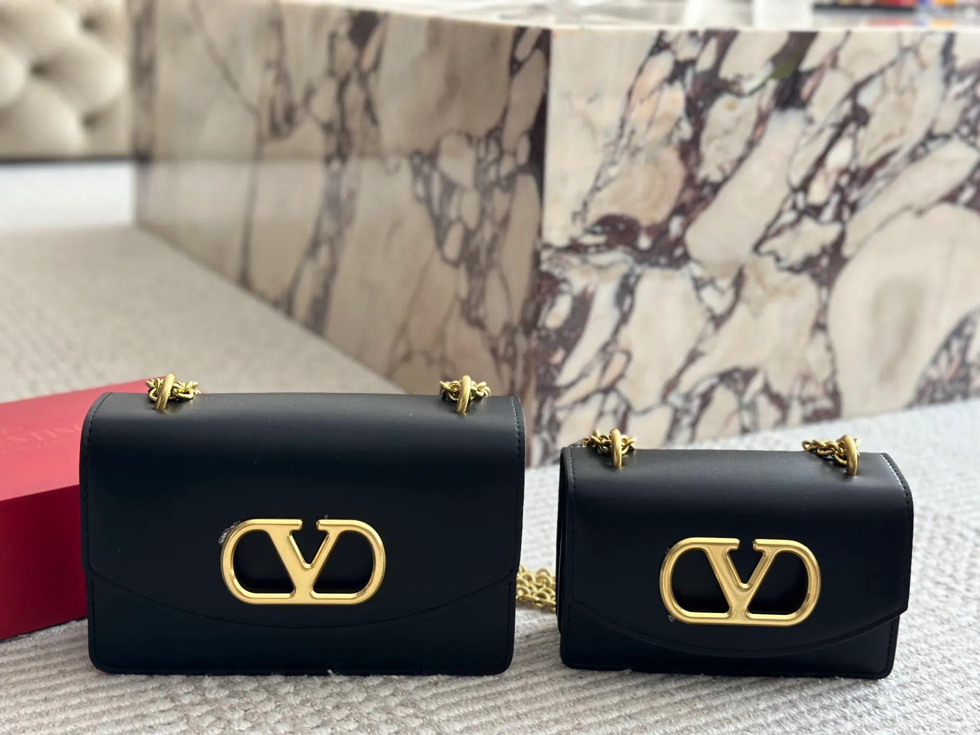 💰 340, 165 box size: 23 15cm 19 12cm Valentino new product! Who can resist this style? It’s totally okay to wear in autumn and winter~