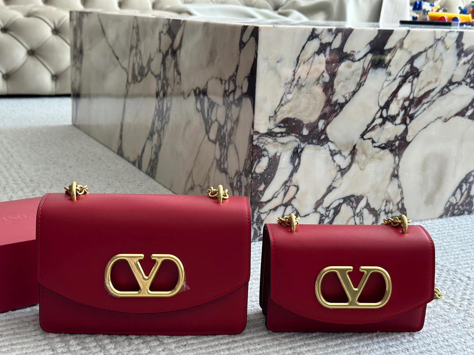 💰 340, 165 box size: 23 15cm 19 12cm Valentino new product! Who can resist this style? It’s totally okay to wear in autumn and winter~