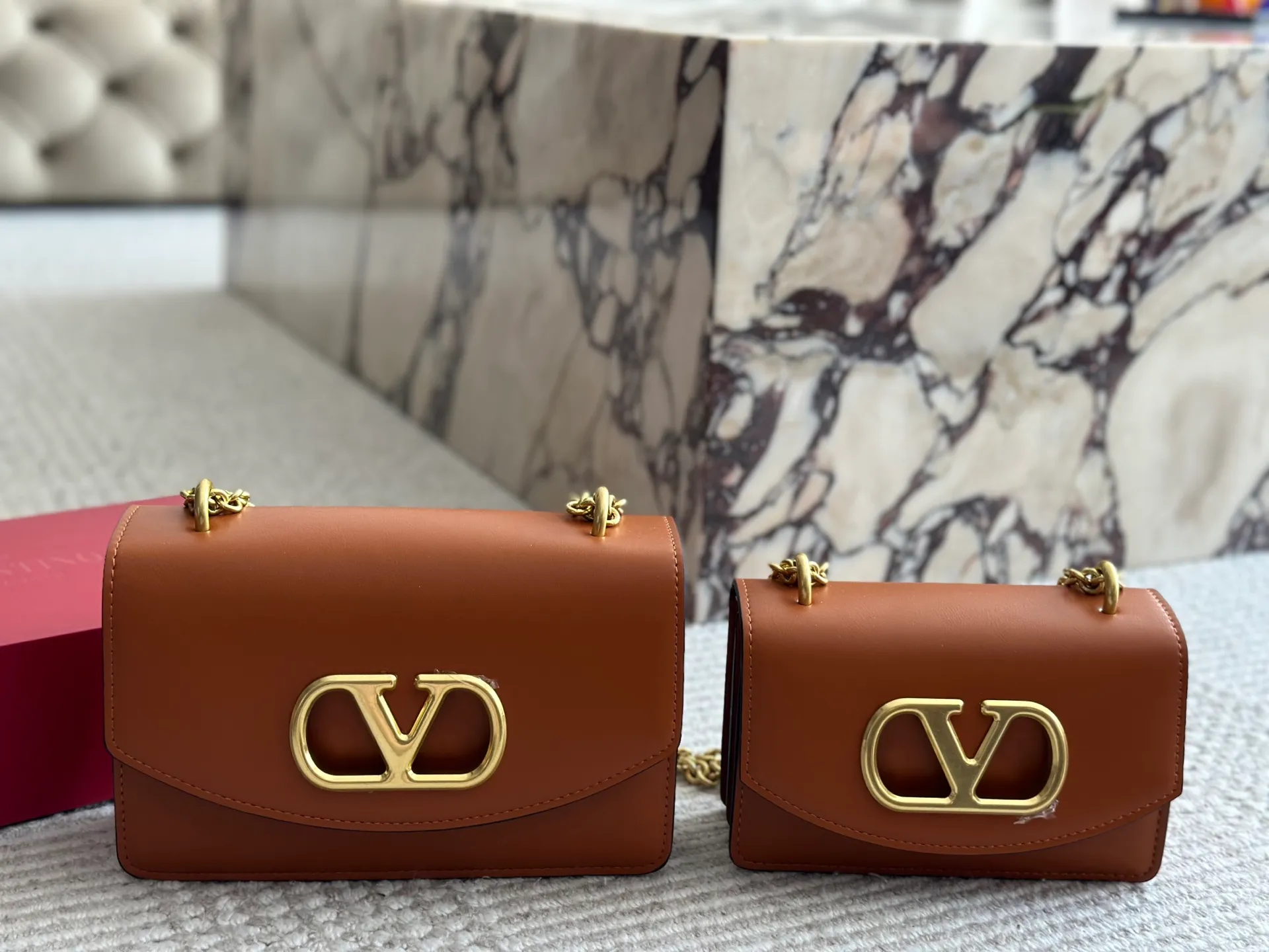 💰 340, 165 box size: 23 15cm 19 12cm Valentino new product! Who can resist this style? It’s totally okay to wear in autumn and winter~