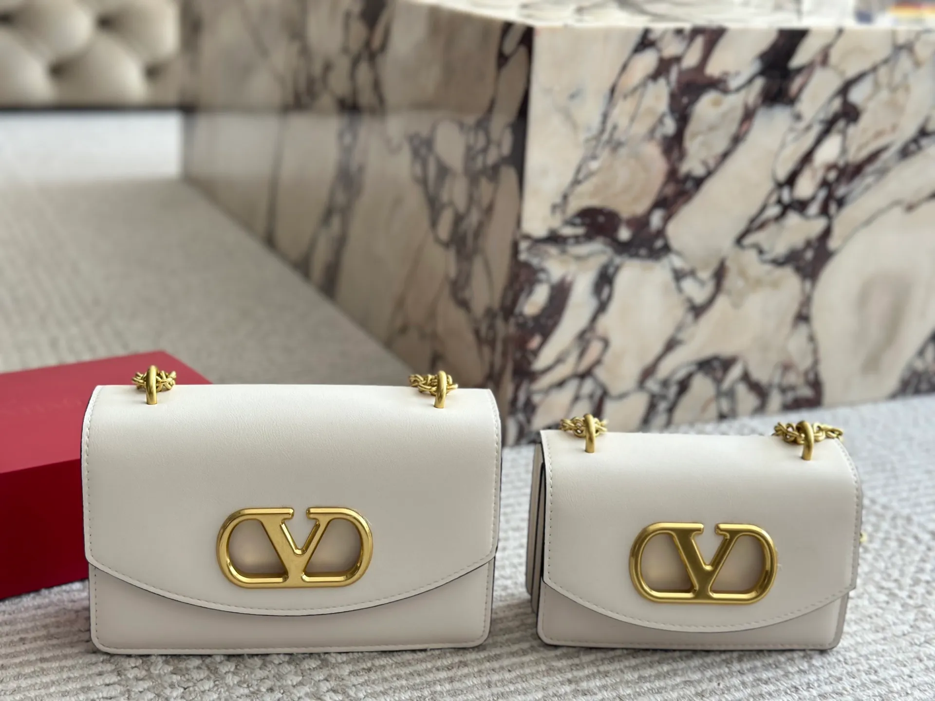💰 340, 165 box size: 23 15cm 19 12cm Valentino new product! Who can resist this style? It’s totally okay to wear in autumn and winter~