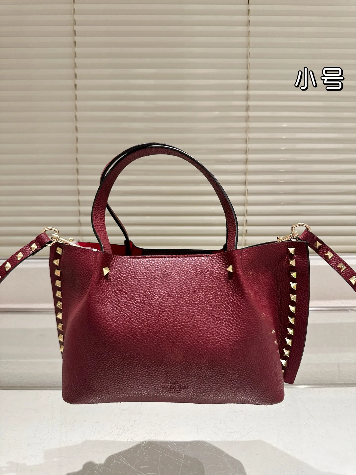 P410⚠️Size 24.17 Valentino handbag can be worn cross-body. It has a retro feel. It is high-end yet elegant. It has a great sense of atmosphere. It can be worn for commuting, leisure and dating.