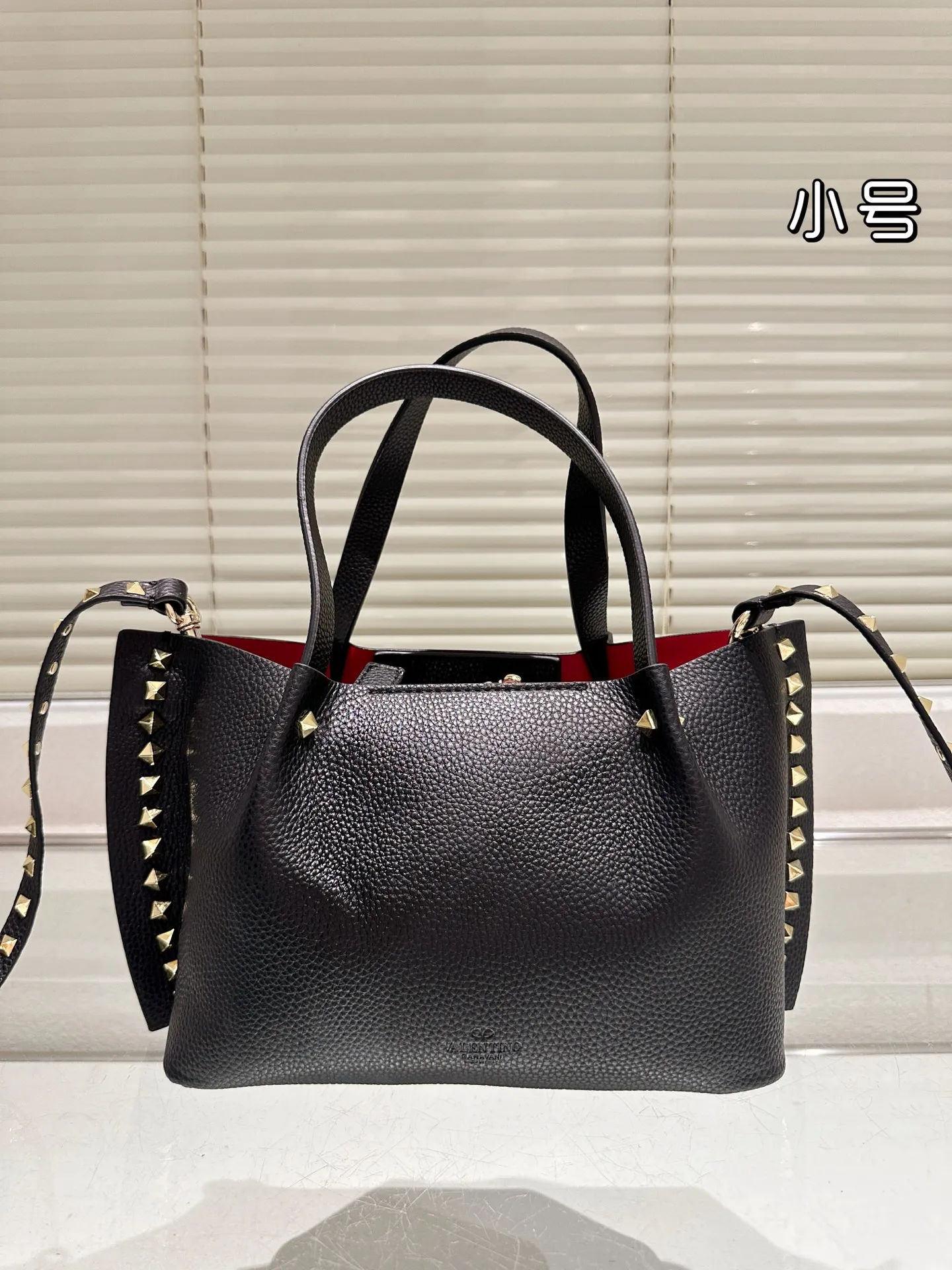 P410⚠️Size 24.17 Valentino handbag can be worn cross-body. It has a retro feel. It is high-end yet elegant. It has a great sense of atmosphere. It can be worn for commuting, leisure and dating.