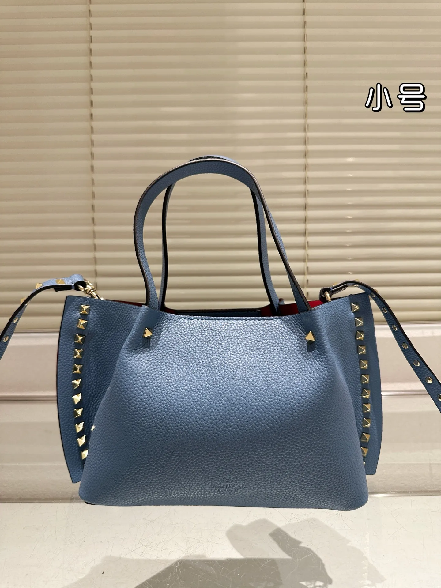 P410⚠️Size 24.17 Valentino handbag can be worn cross-body. It has a retro feel. It is high-end yet elegant. It has a great sense of atmosphere. It can be worn for commuting, leisure and dating.
