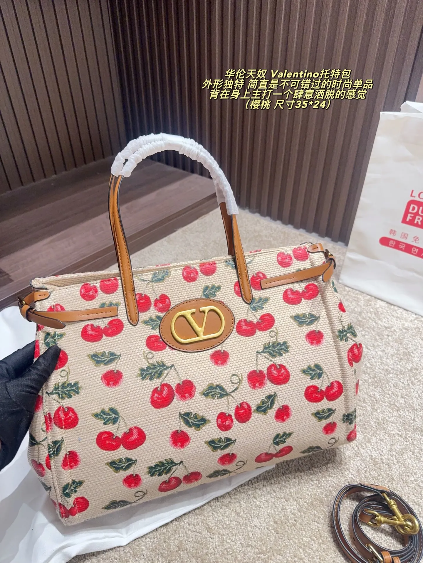 Cherry p480 without box ⚠️ size 35*24 p420 without box ⚠️ size 35*24 Valentino Tote bag has unlimited charm and unleashes your fashion attitude. It has a unique appearance and many lovely colors to choose from. It is a fashion item not to be missed. It is different from the softness of canvas bags. It gives a free and easy feeling when carried on the body. It is super textured and is loved by fashionistas.