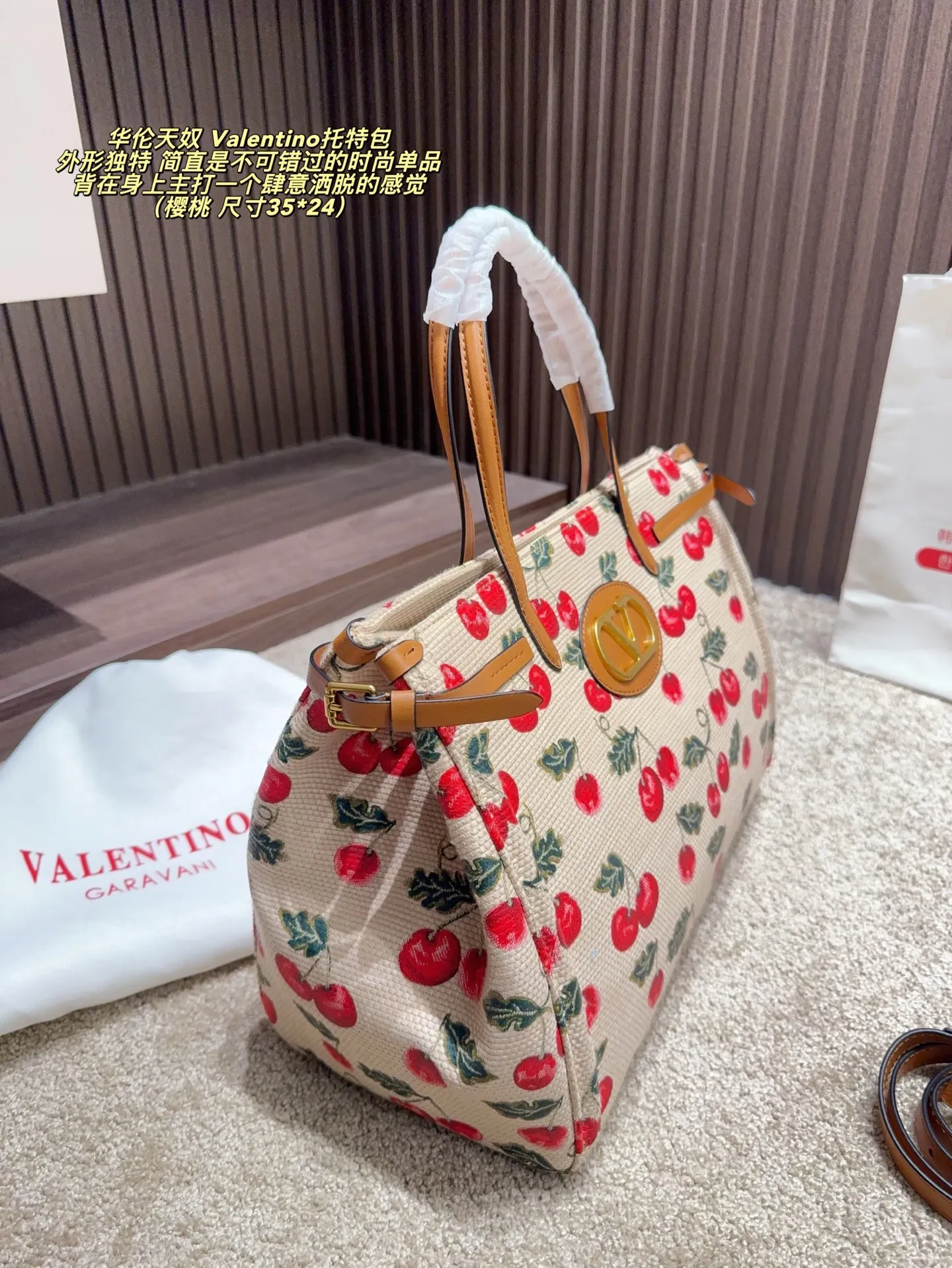 Cherry p480 without box ⚠️ size 35*24 p420 without box ⚠️ size 35*24 Valentino Tote bag has unlimited charm and unleashes your fashion attitude. It has a unique appearance and many lovely colors to choose from. It is a fashion item not to be missed. It is different from the softness of canvas bags. It gives a free and easy feeling when carried on the body. It is super textured and is loved by fashionistas.