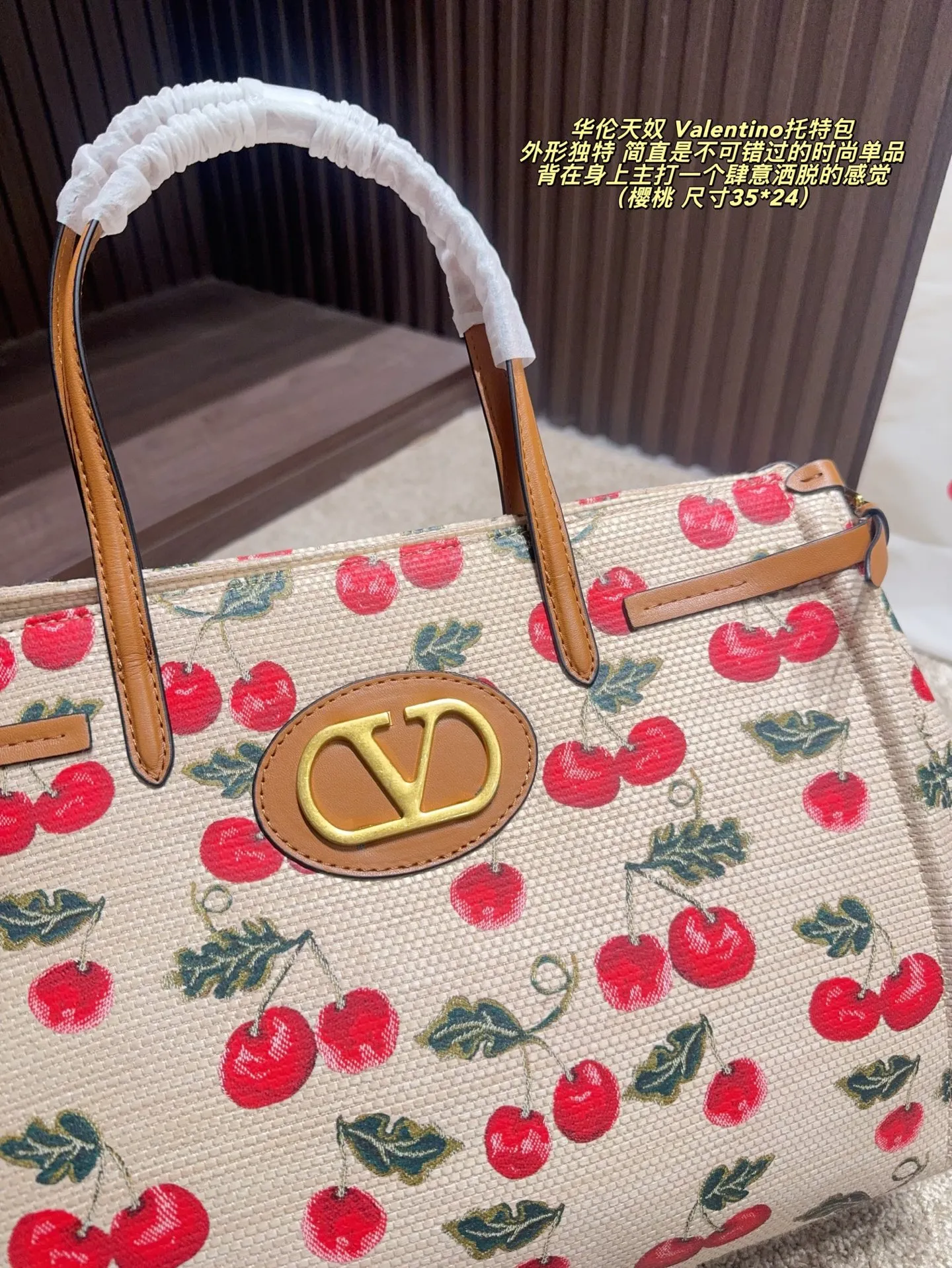 Cherry p480 without box ⚠️ size 35*24 p420 without box ⚠️ size 35*24 Valentino Tote bag has unlimited charm and unleashes your fashion attitude. It has a unique appearance and many lovely colors to choose from. It is a fashion item not to be missed. It is different from the softness of canvas bags. It gives a free and easy feeling when carried on the body. It is super textured and is loved by fashionistas.