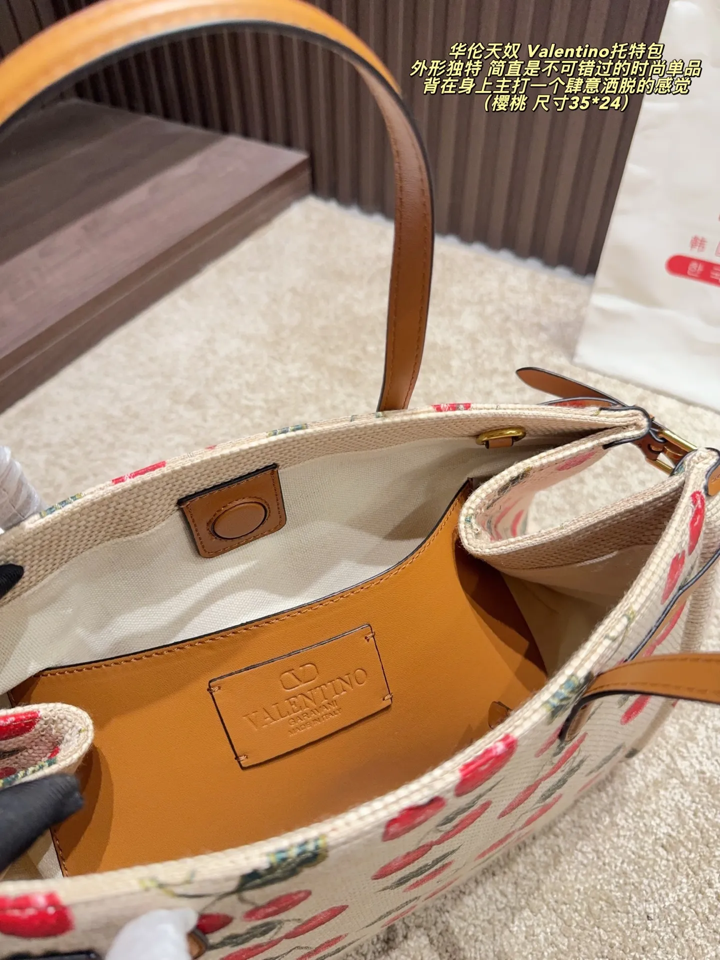 Cherry p480 without box ⚠️ size 35*24 p420 without box ⚠️ size 35*24 Valentino Tote bag has unlimited charm and unleashes your fashion attitude. It has a unique appearance and many lovely colors to choose from. It is a fashion item not to be missed. It is different from the softness of canvas bags. It gives a free and easy feeling when carried on the body. It is super textured and is loved by fashionistas.