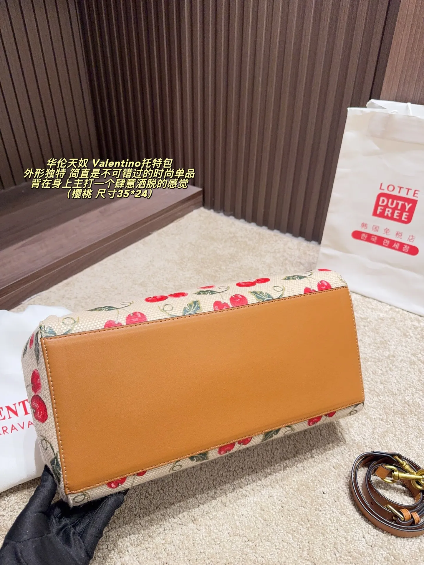 Cherry p480 without box ⚠️ size 35*24 p420 without box ⚠️ size 35*24 Valentino Tote bag has unlimited charm and unleashes your fashion attitude. It has a unique appearance and many lovely colors to choose from. It is a fashion item not to be missed. It is different from the softness of canvas bags. It gives a free and easy feeling when carried on the body. It is super textured and is loved by fashionistas.