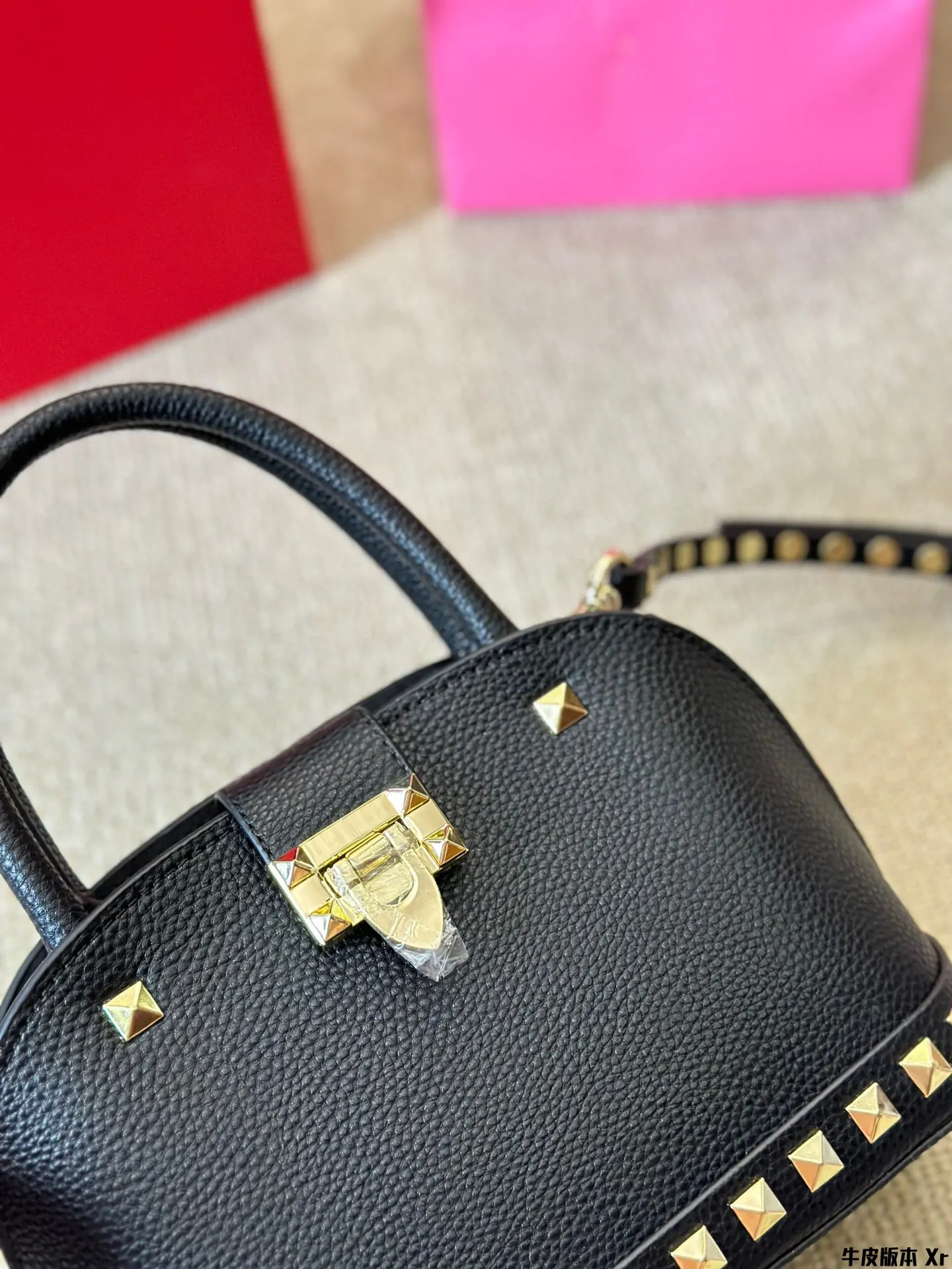 Cowhide version p370 VALENTINO Valentino women's Loco calfskin handbag crossbody bag new Rockstud Alcove accessories series iconic vlogo Signature avant-garde shape creates a unique and attractive charm. Folding gift box packaging size 22 16cm