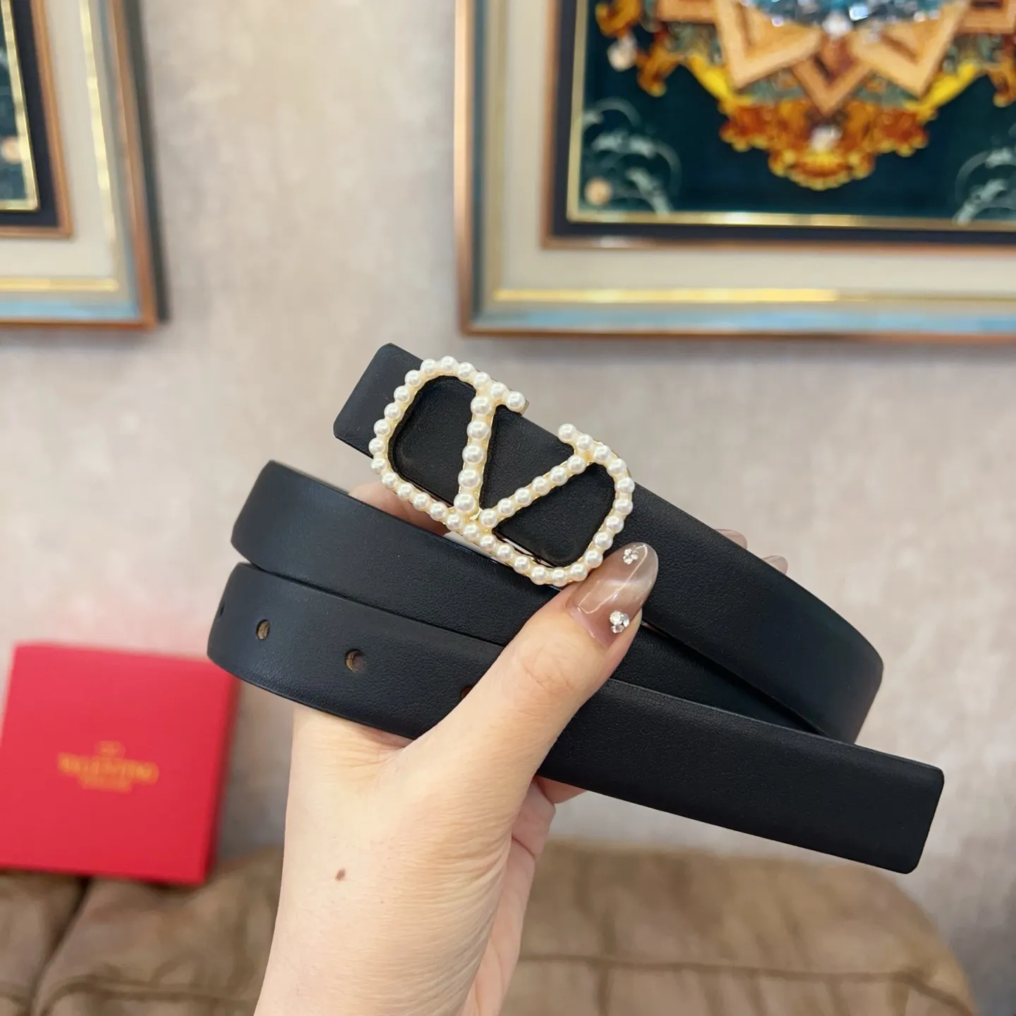 P180 Valentino classic letter series, the same style as the stars. Width 2.5CM. The hardware is made of classic cowhide leather fabric with logo. It can be worn on both sides! A non-contrasting belt! Goddess style and couple style! Fashion essentials for men and women [color][color][color]