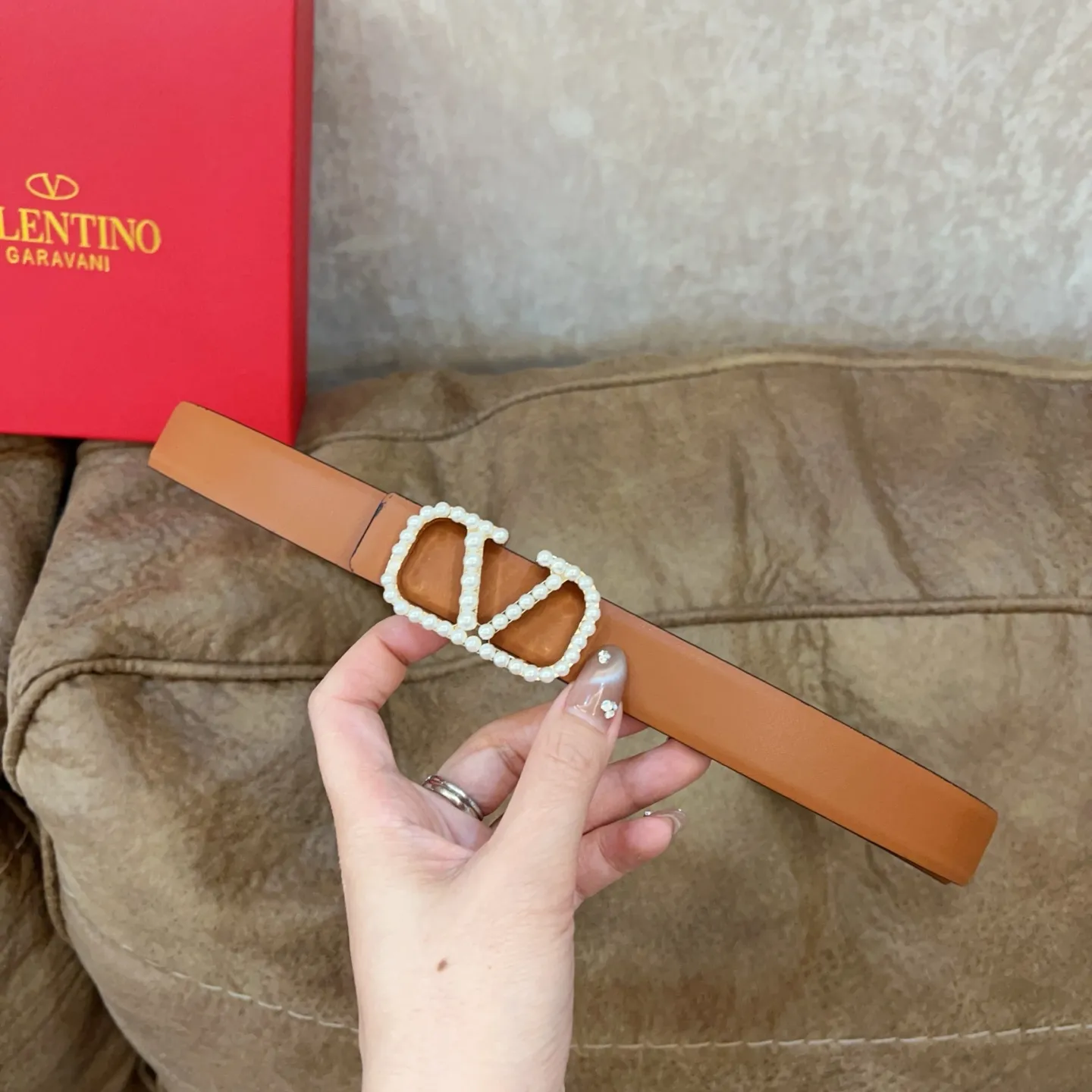 P180 Valentino classic letter series, the same style as the stars. Width 2.5CM. The hardware is made of classic cowhide leather fabric with logo. It can be worn on both sides! A non-contrasting belt! Goddess style and couple style! Fashion essentials for men and women [color][color][color]